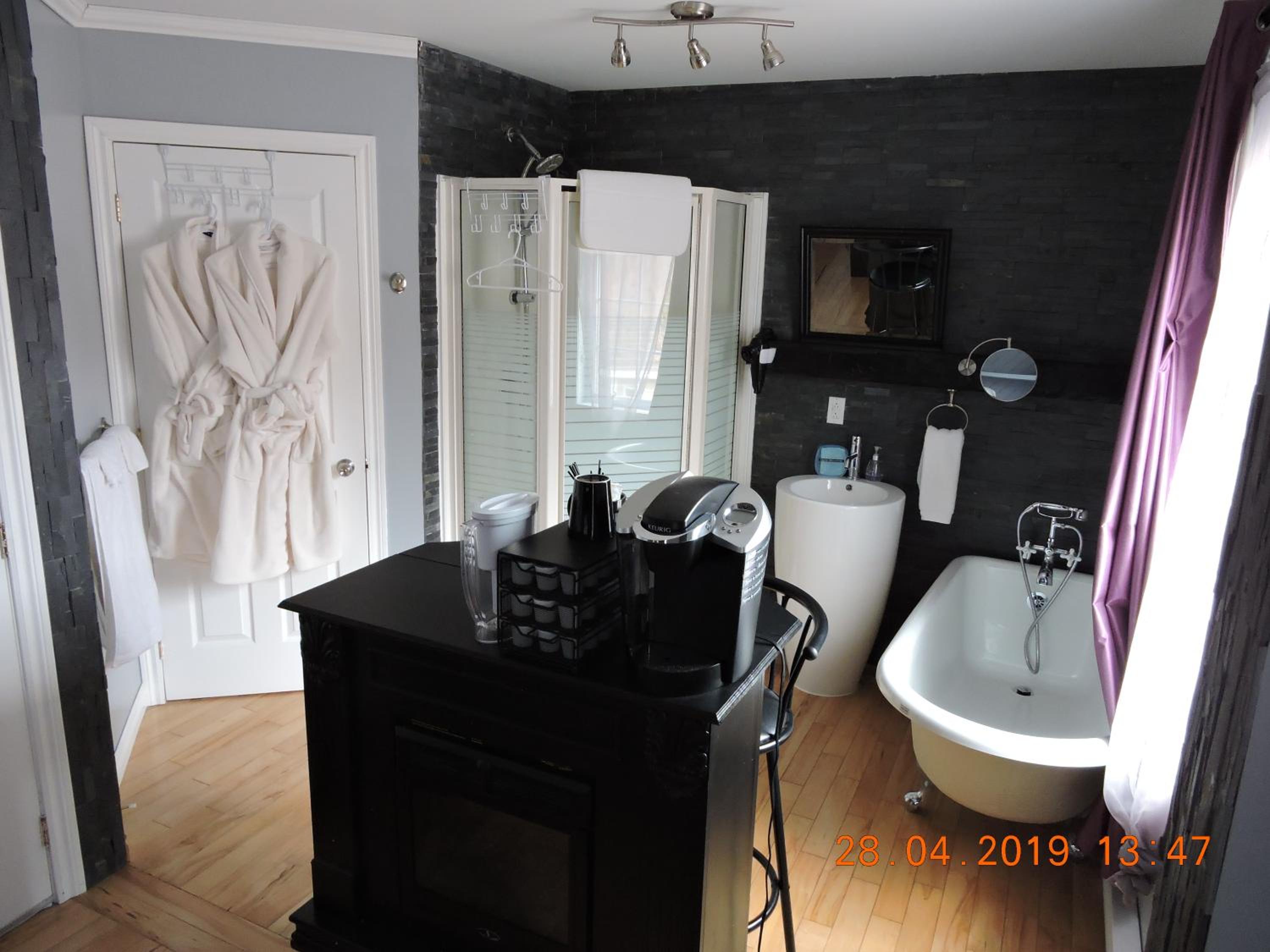 Queen Room photo 2