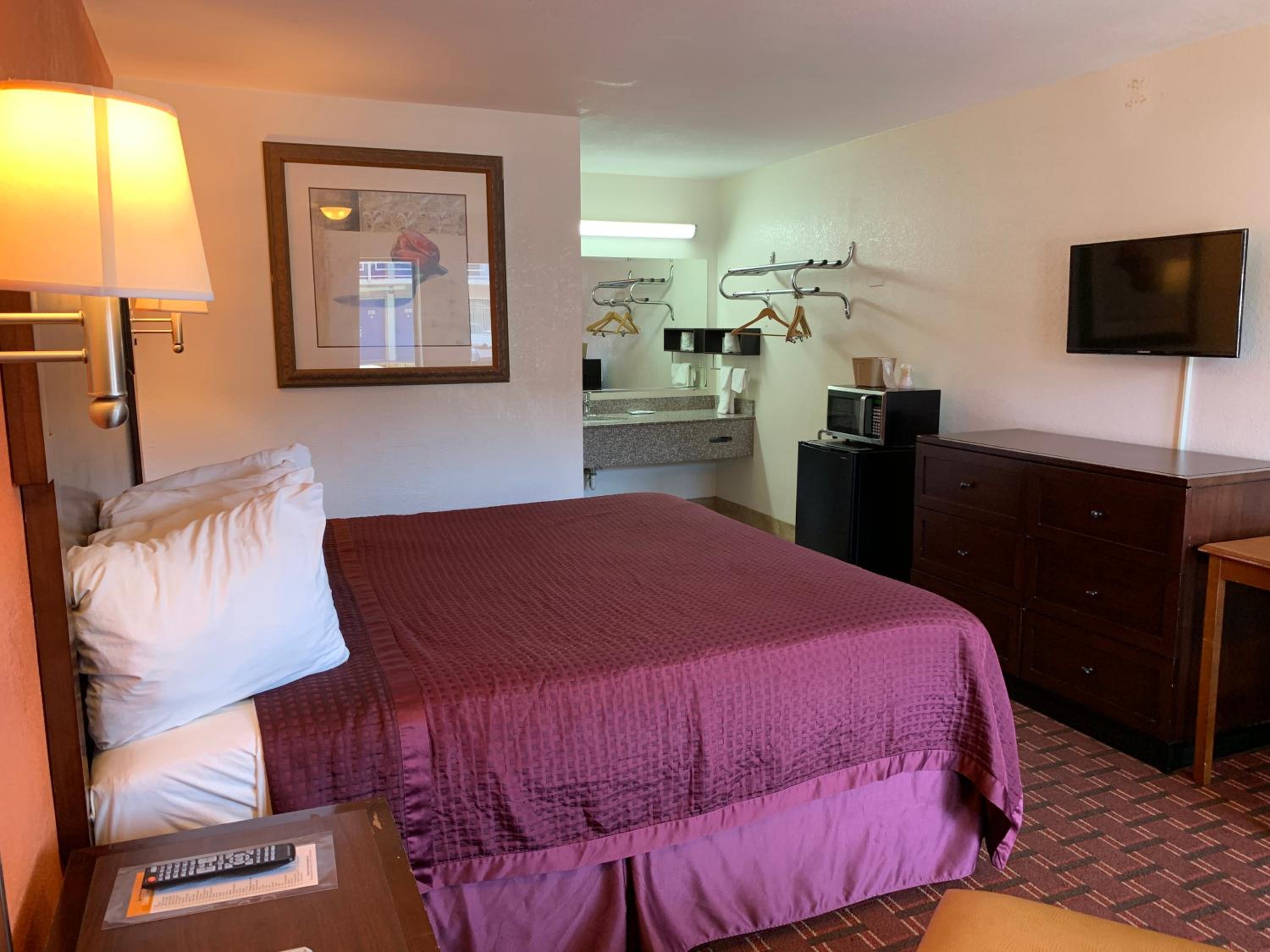 King Room - Non-Smoking - Photo 8