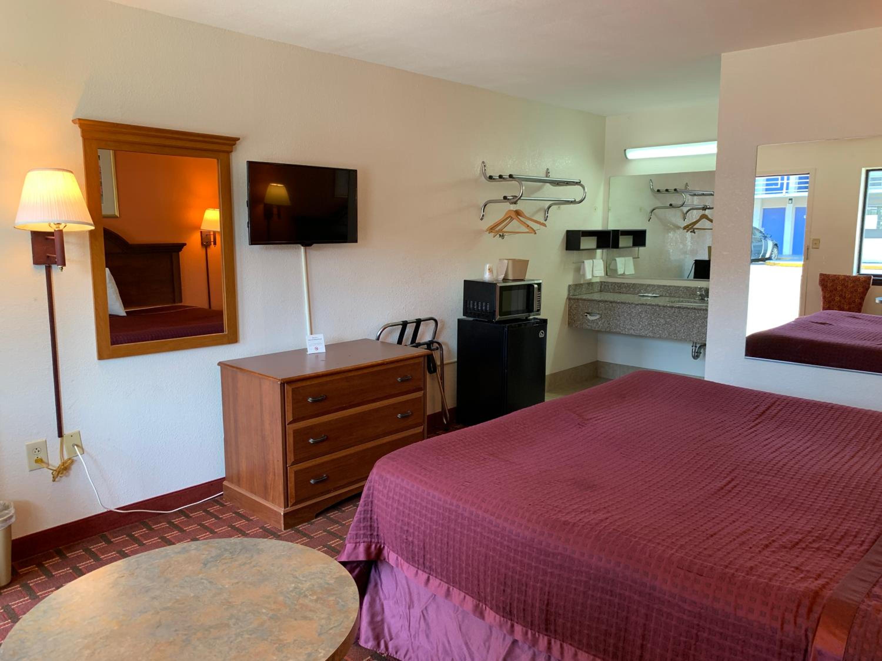 King Room - Non-Smoking - Photo 6