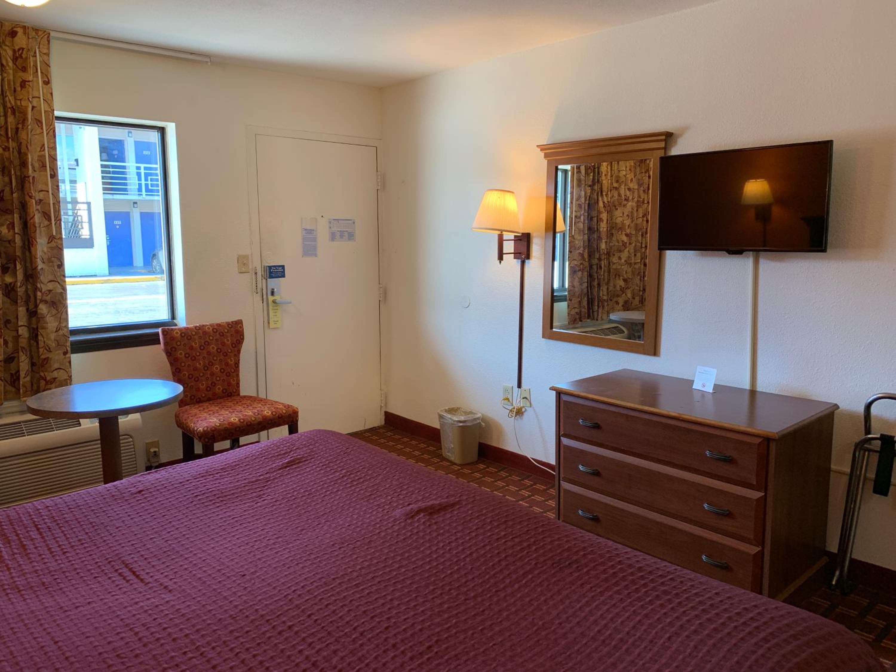 King Room - Non-Smoking - Photo 5