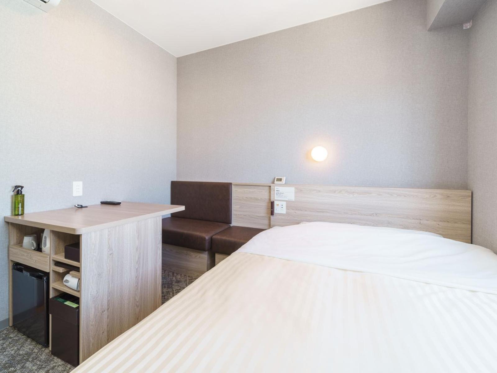 Double Room with Wide Desk - Photo 10