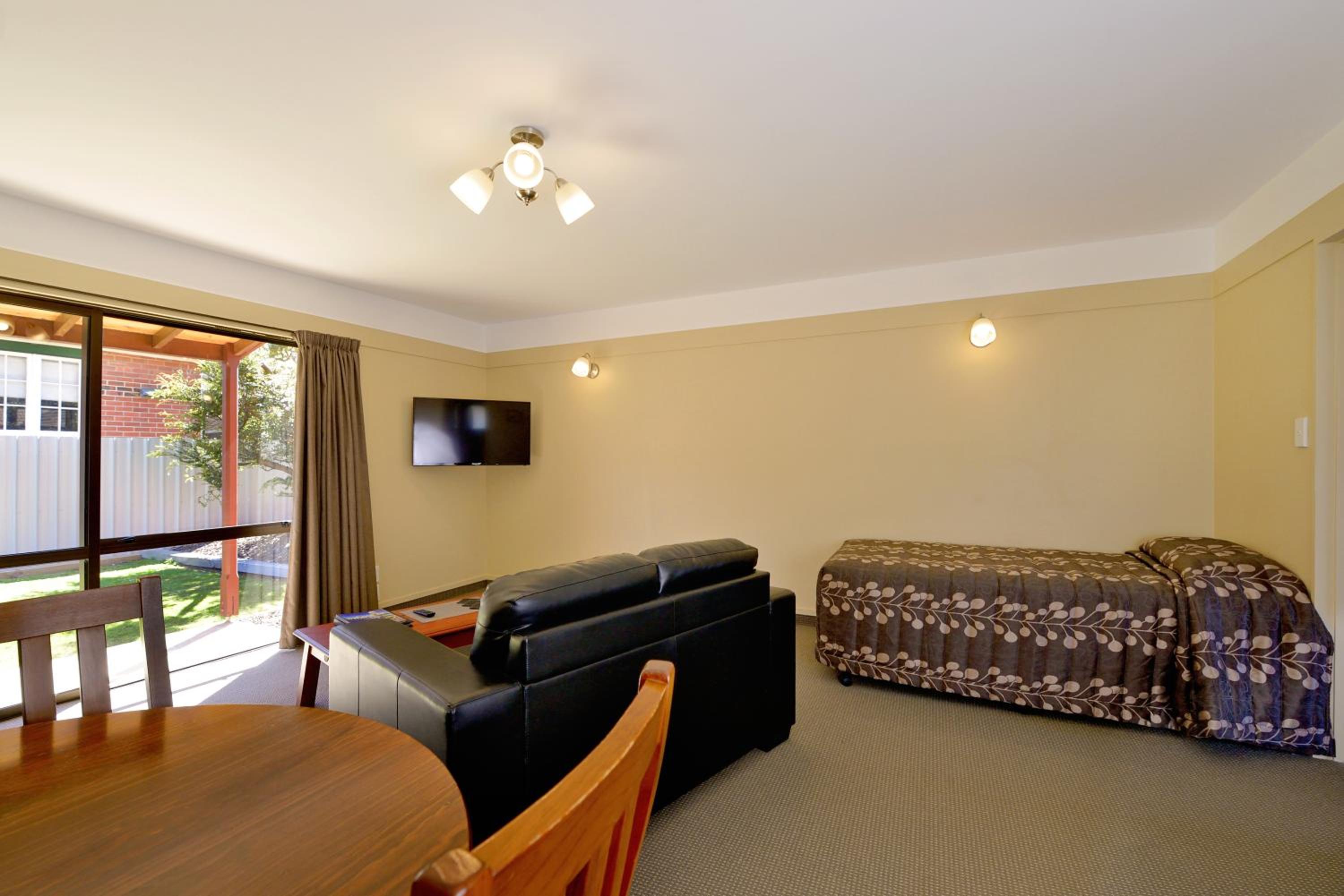 One-Bedroom Apartment photo 2