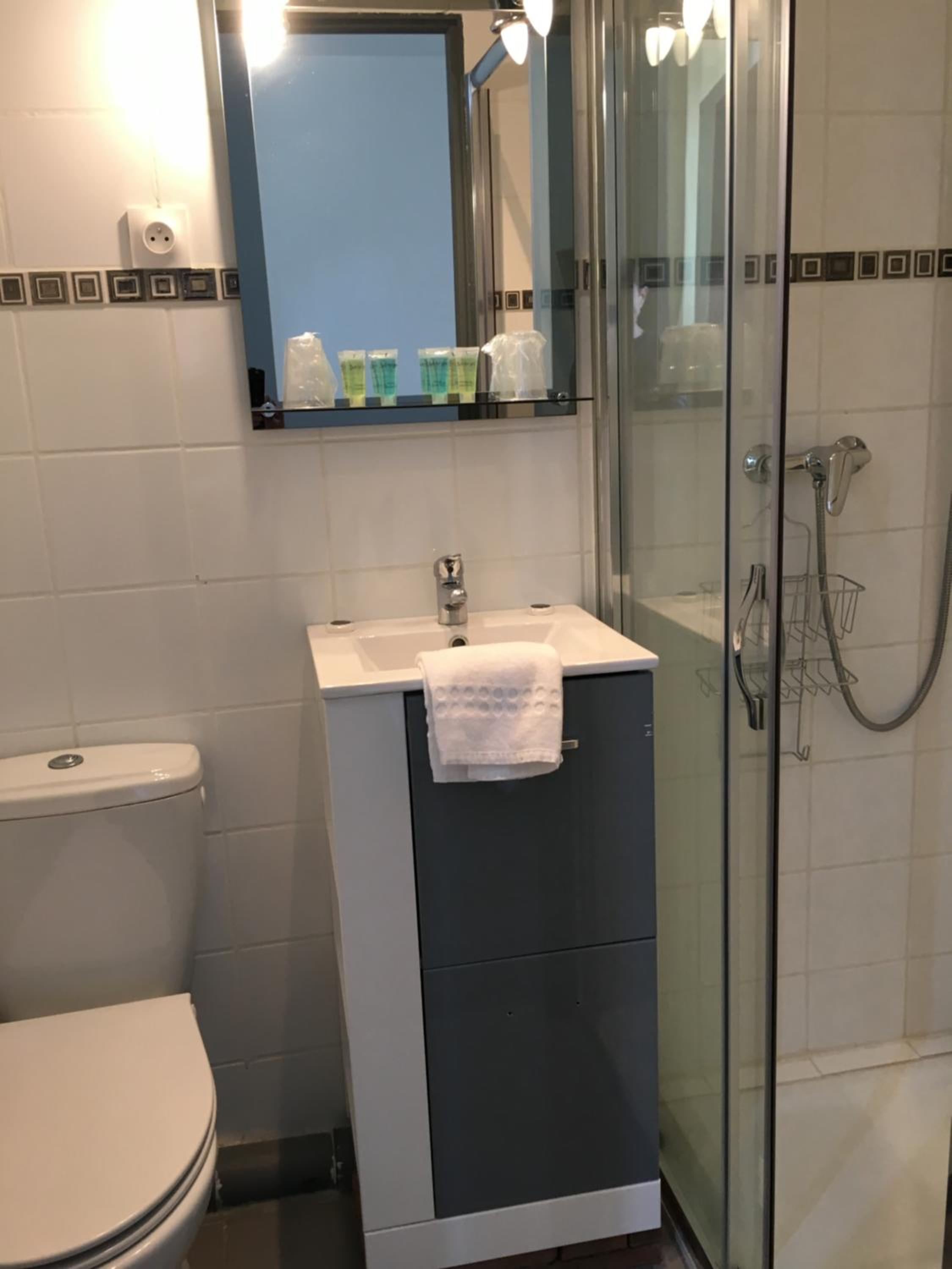 Standard Double Room street view - Photo 3