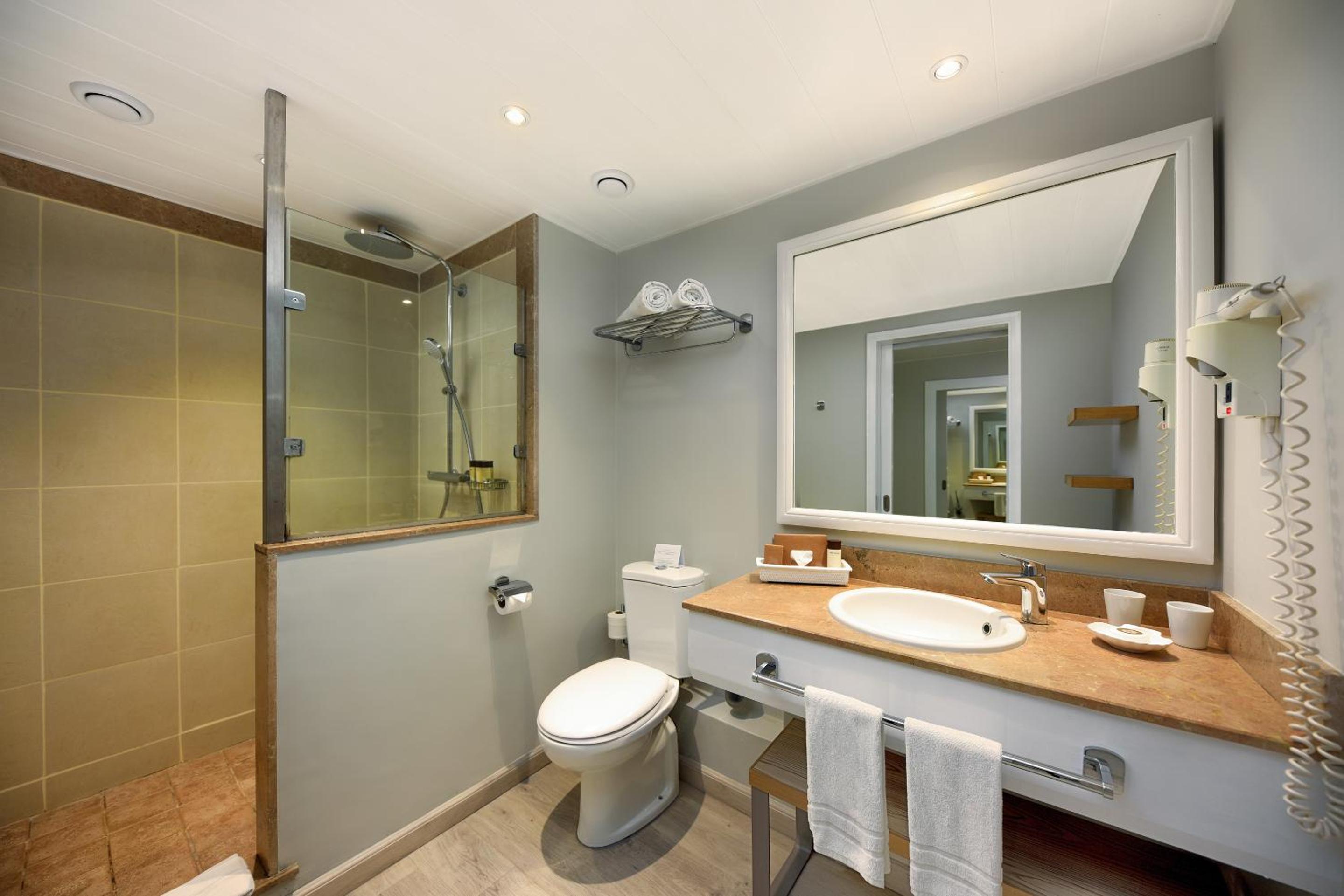 Grand Bay Room  - Honeymooners Only photo 3