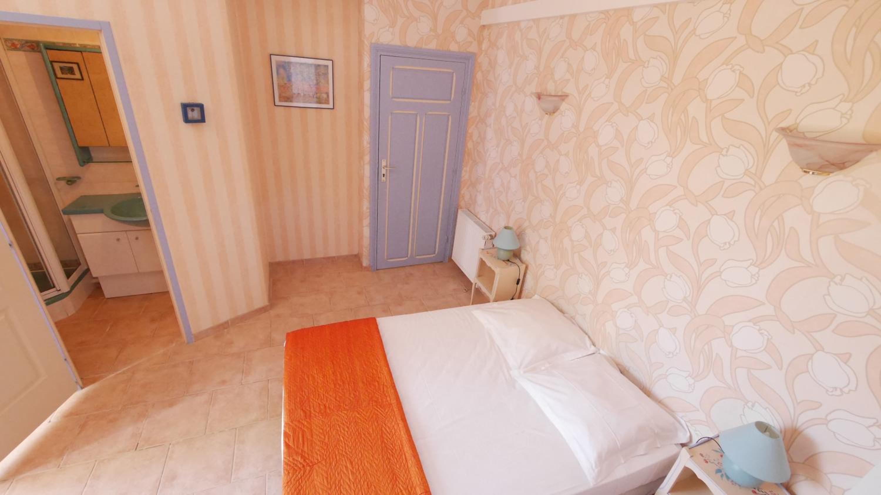 Apartment with Sea View - Photo 13