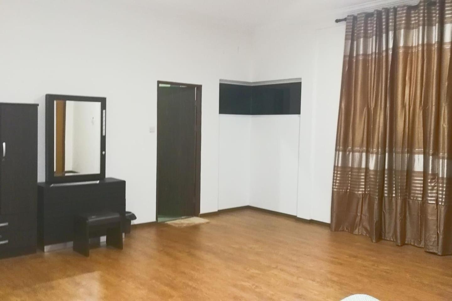 Five-Bedroom House photo 3