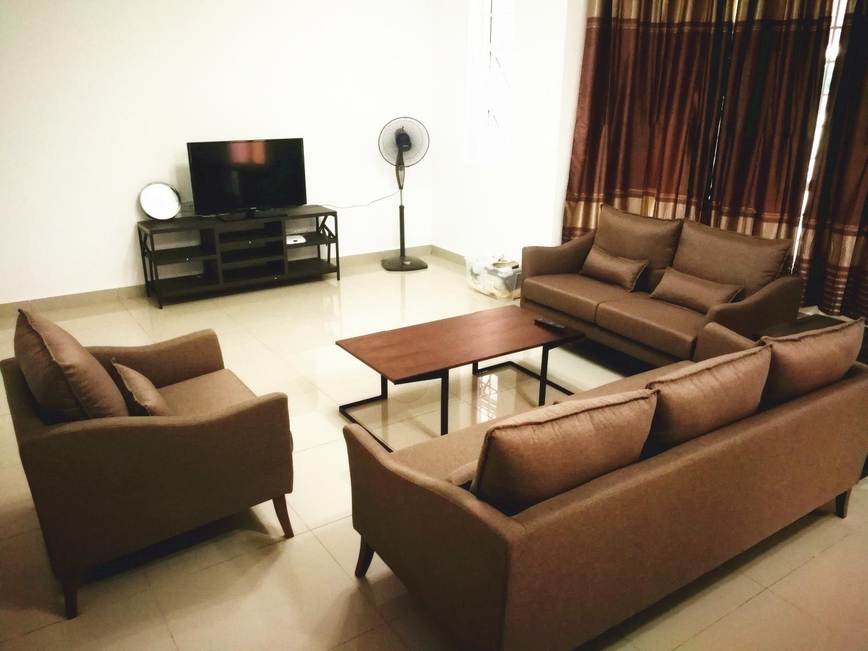 Five-Bedroom House photo 2