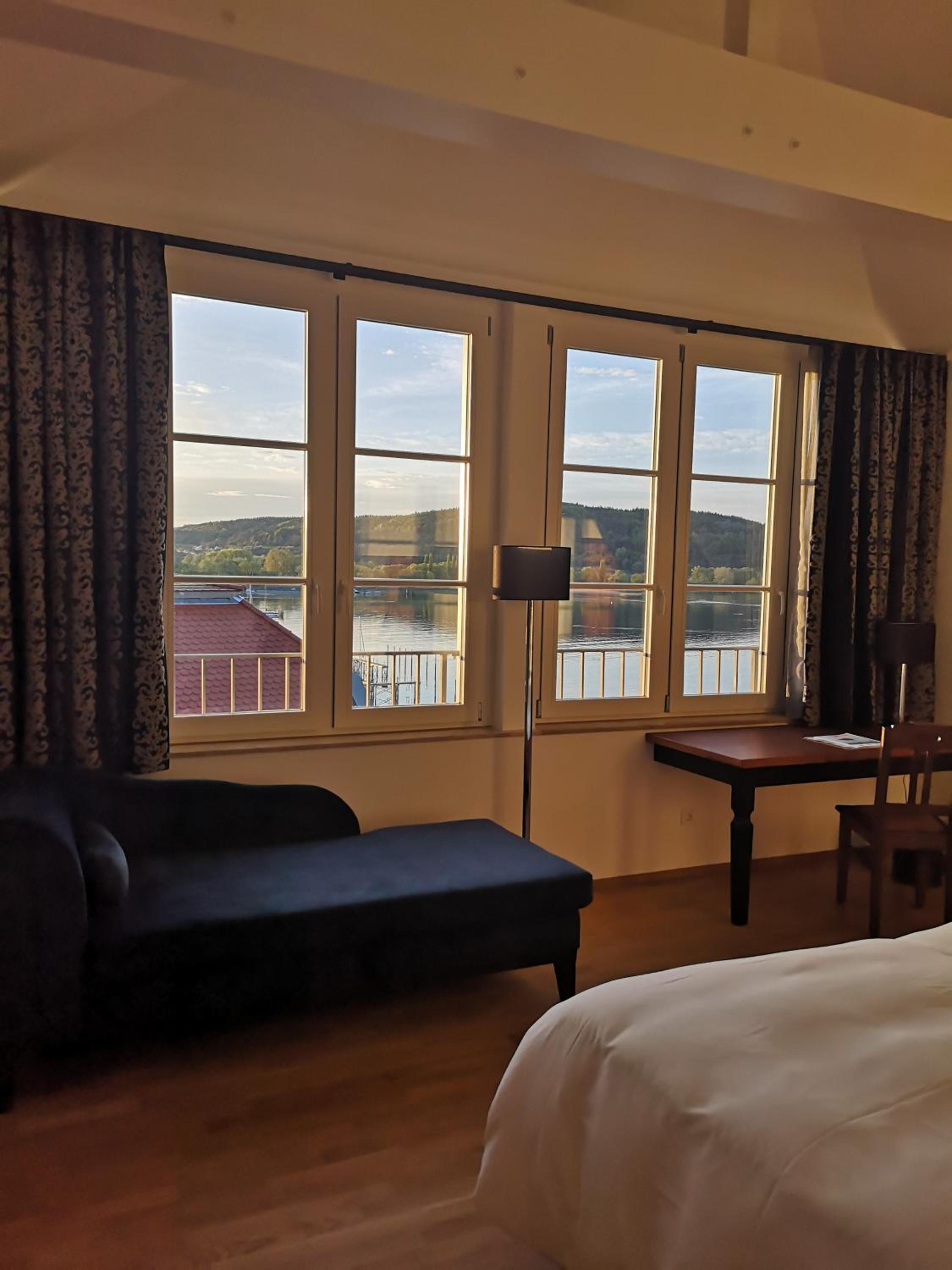 Suite with Lake View - Photo 4