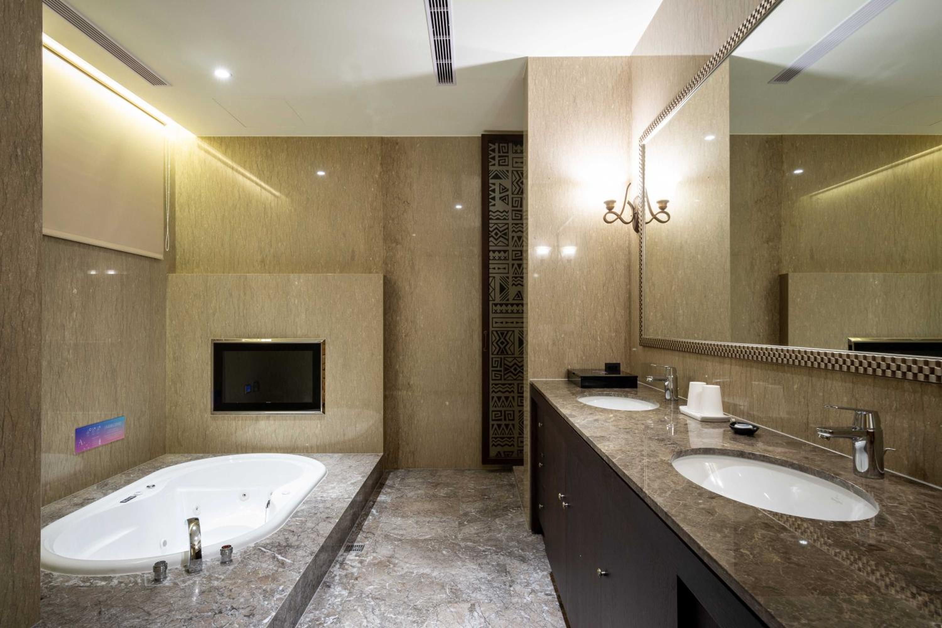 Deluxe Double Room with Bath and Private Parking - Photo 6