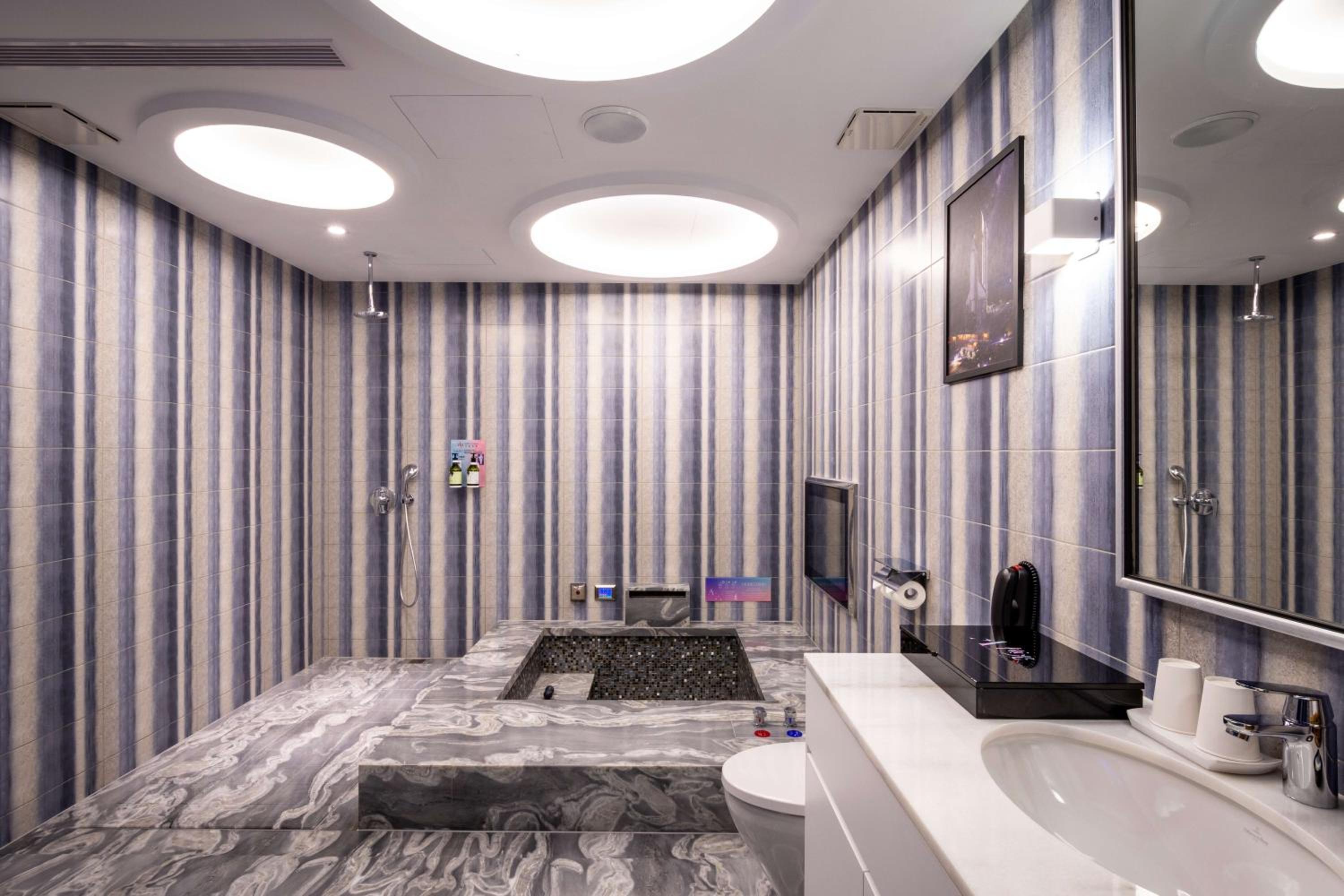Deluxe Double Room with Bath and Private Parking - Photo 4