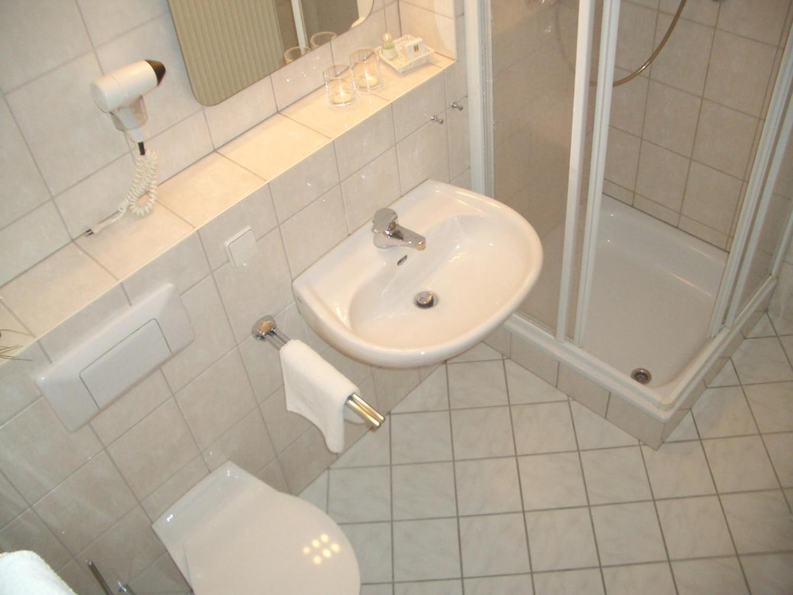 Standard Twin Room - Photo 3