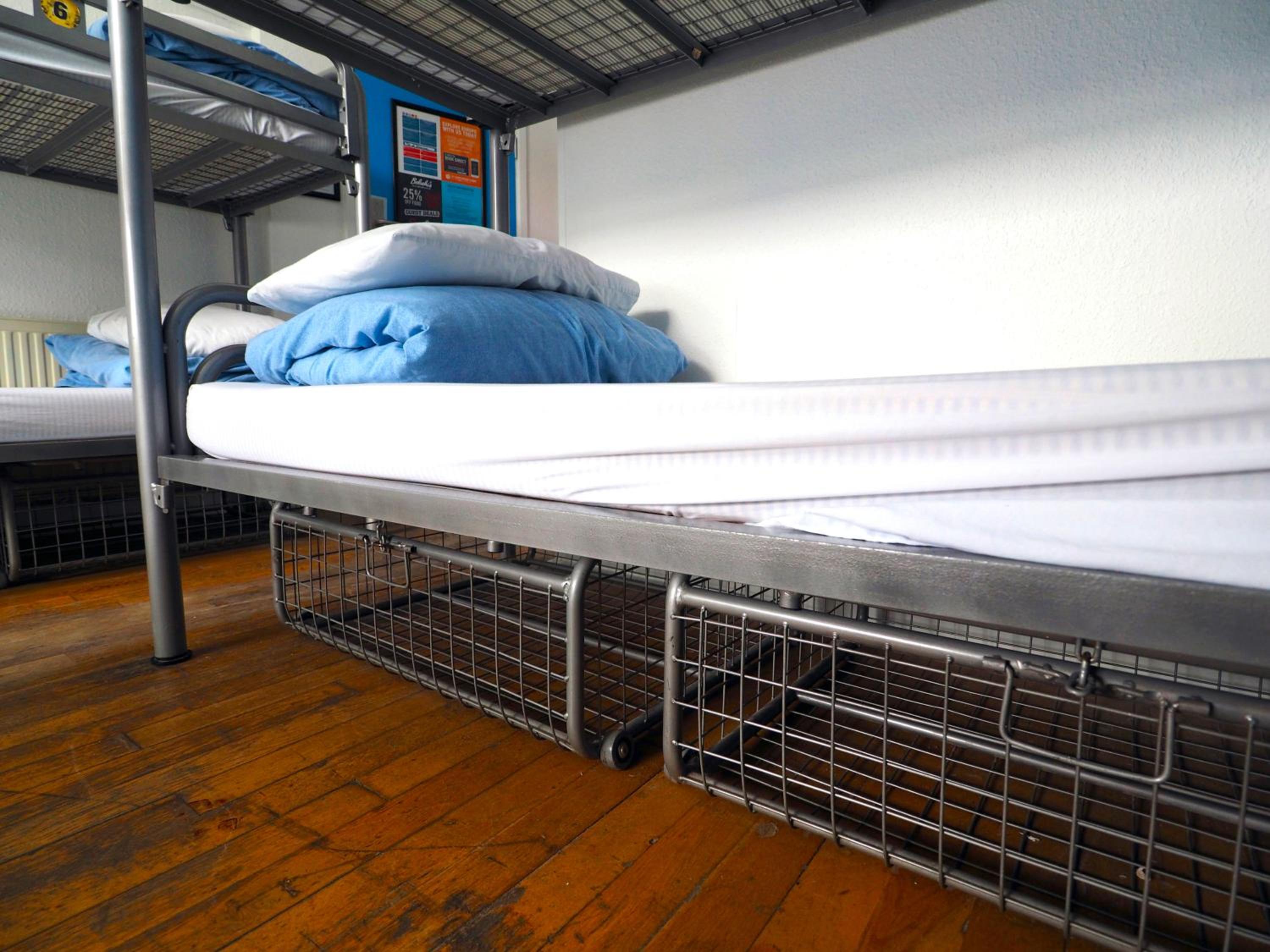 6-Bed Mixed Dormitory Room photo 2