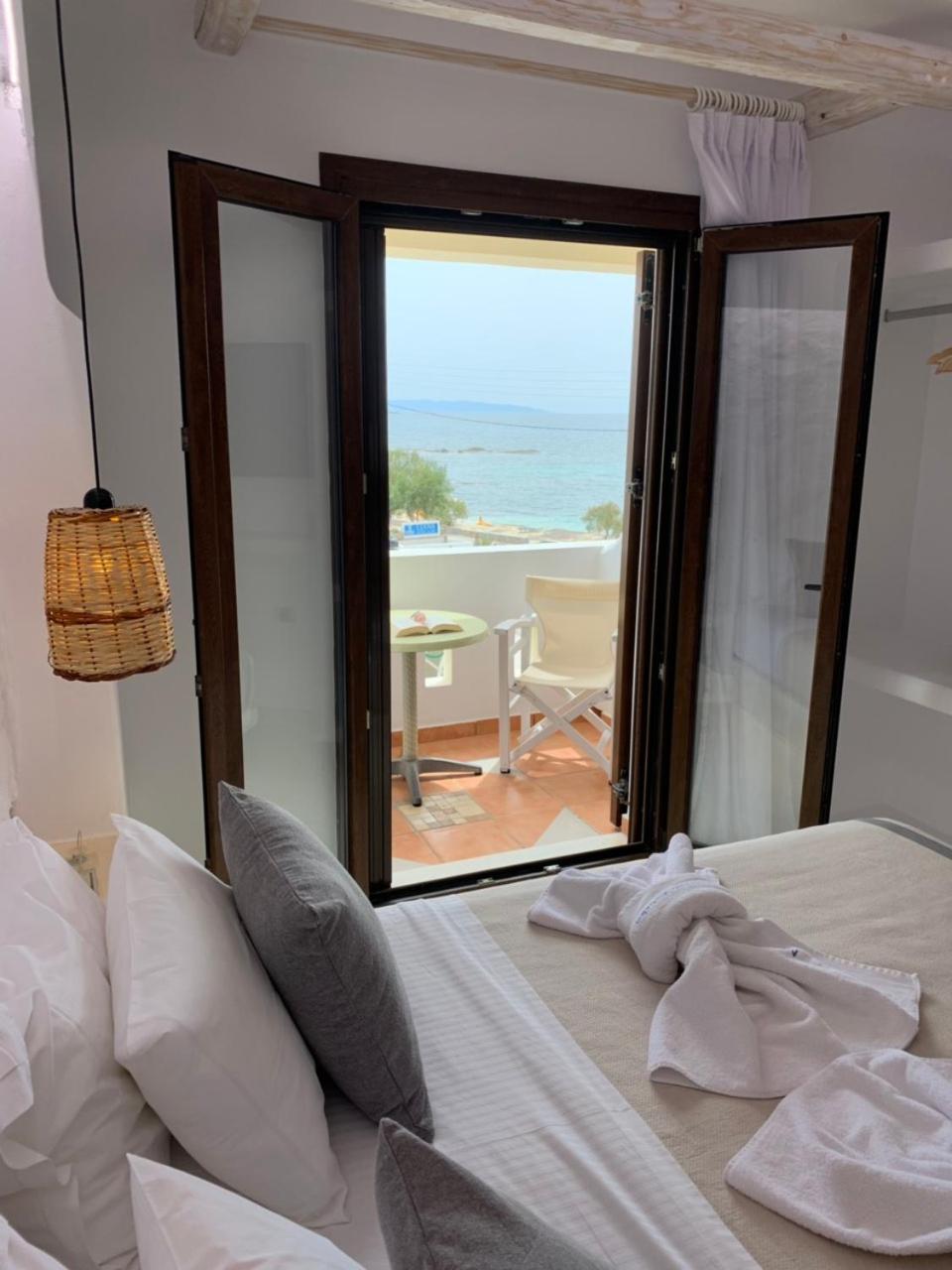 Superior Double Room with Balcony and Side  Sea View photo 3