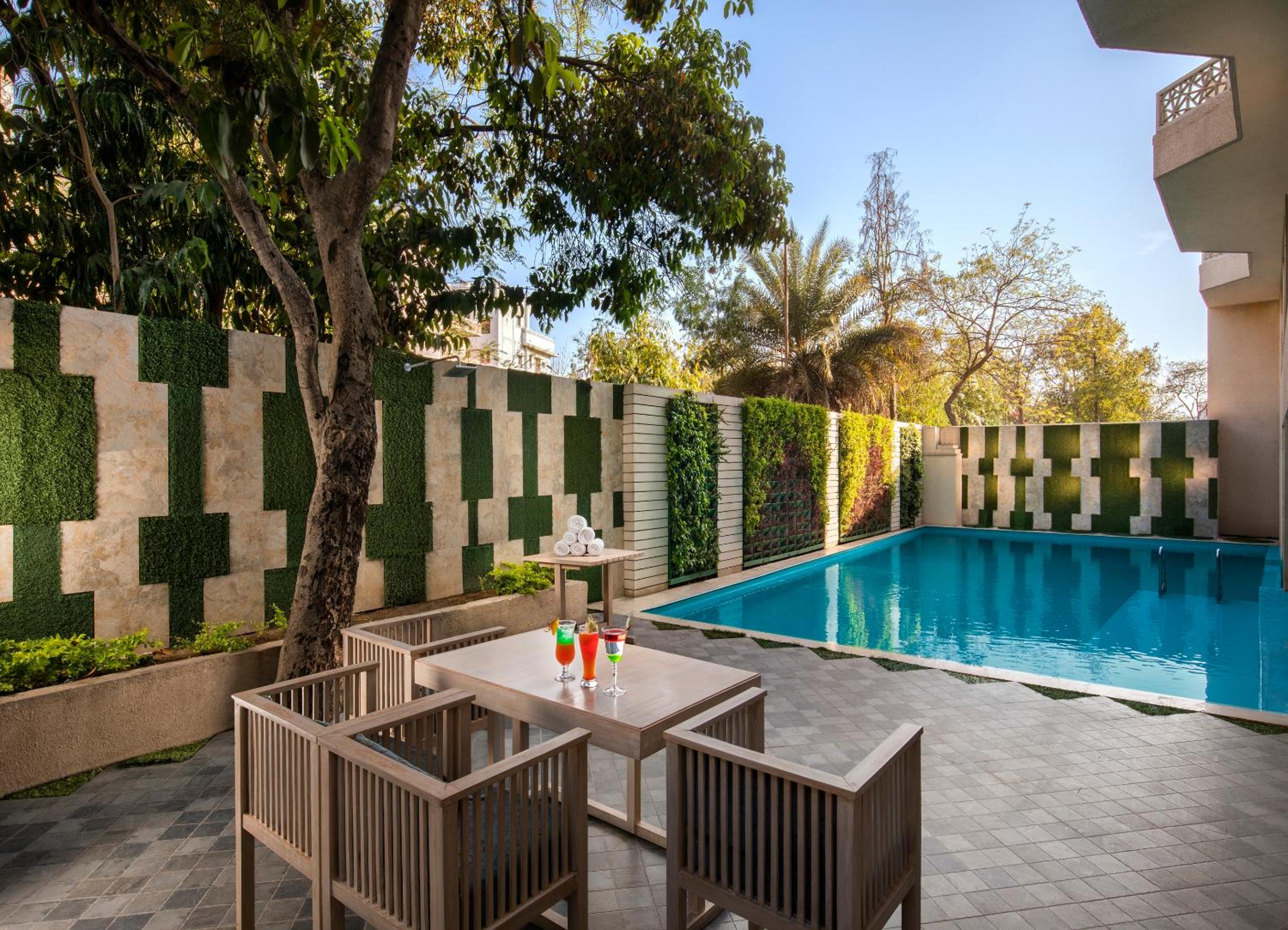 Deluxe King Room: Avail 20% discount on F&B, 1+1 Happy Hour from 1pm - 11pm on selected brands at Lattice Bar, Guaranteed Early Check-In upto 2 hours photo 2