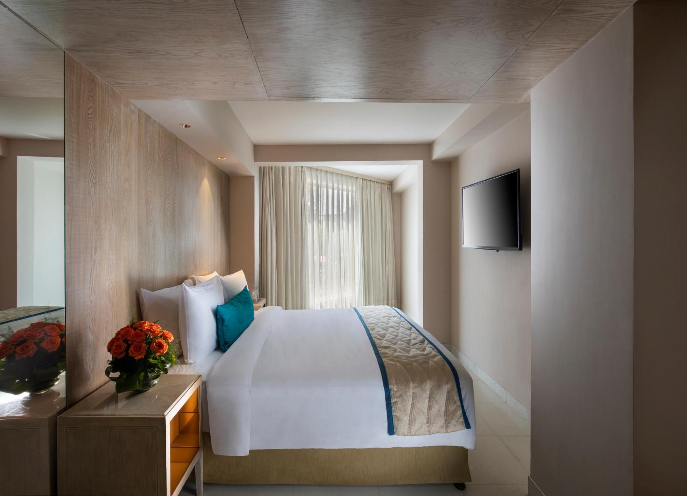 Executive suite with 4 Pints of Beer and 25% discount on FNB & Laundry,Enjoy Happy Hours with 1+1 offer on Alcoholic Beverages, Soft Beverages,  Early Check-In upto 2 hours photo 1