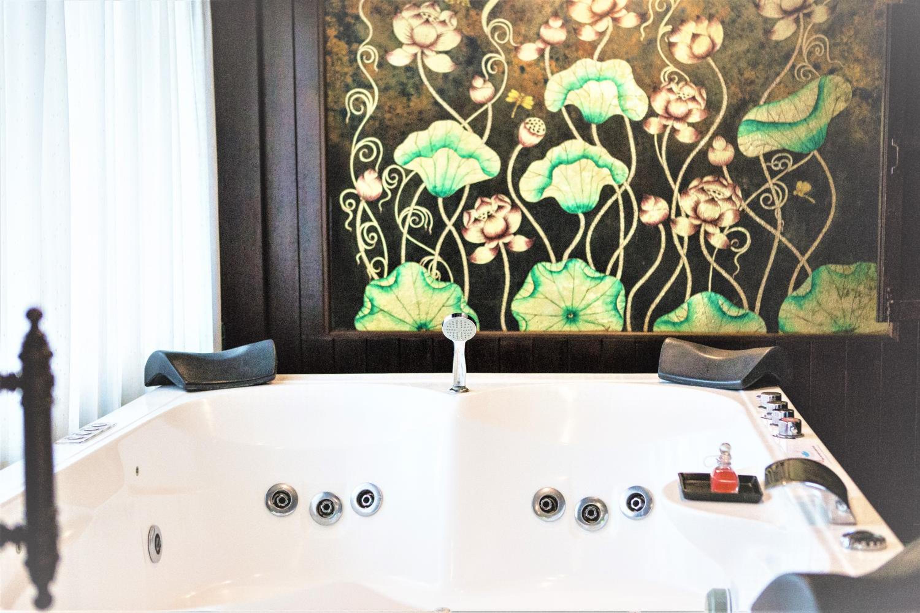 Lanna Jacuzzi Suite Room Only - Photo 2