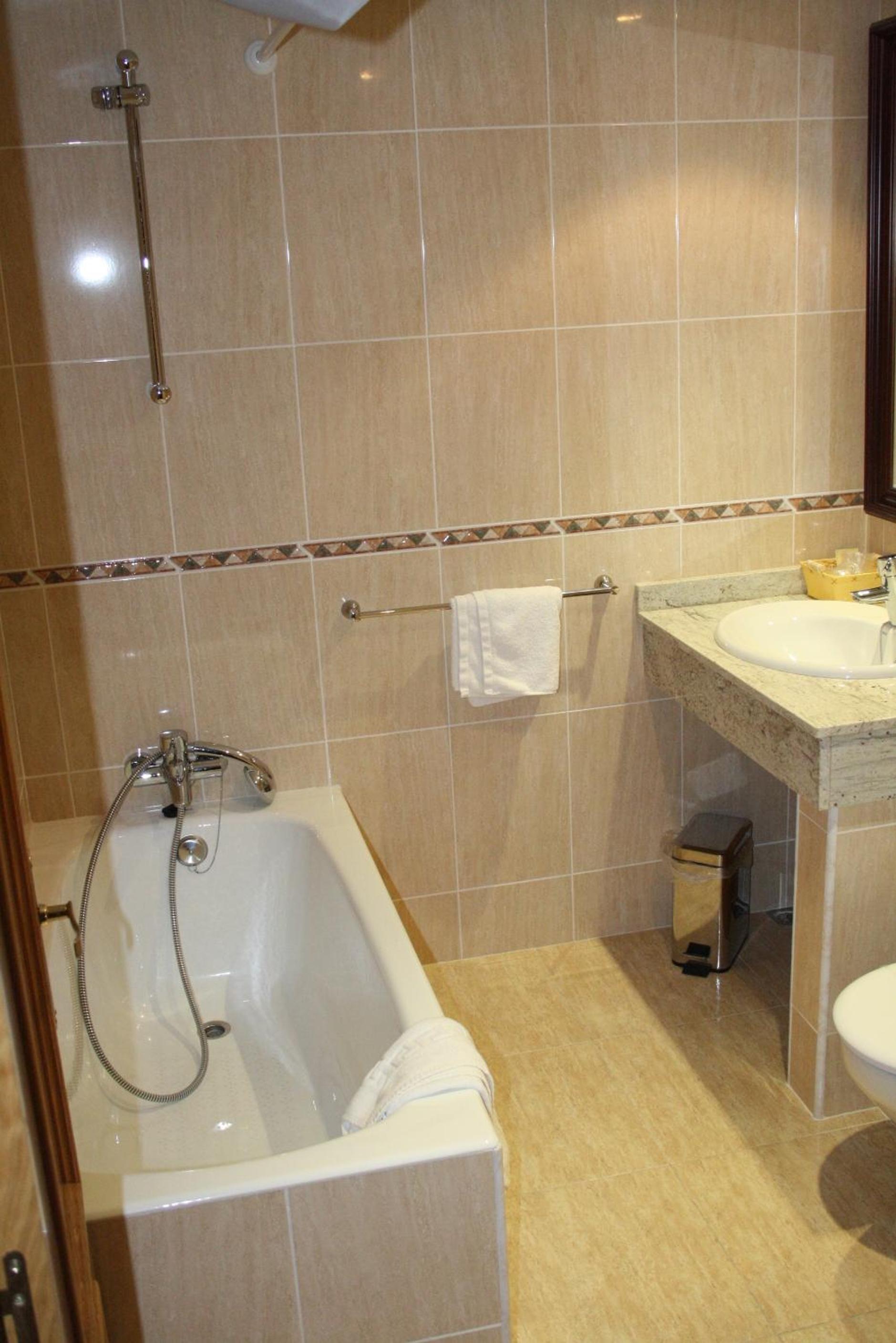Double or Twin Room - Photo 4