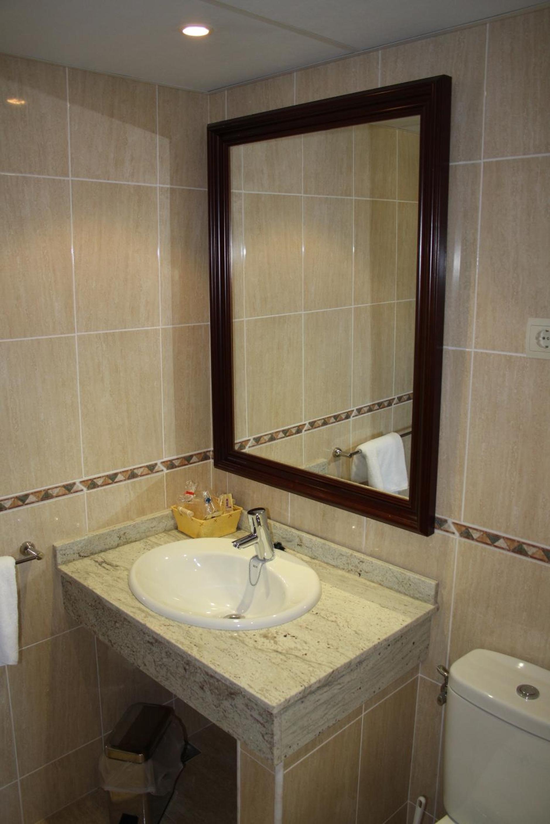 Double or Twin Room - Photo 5