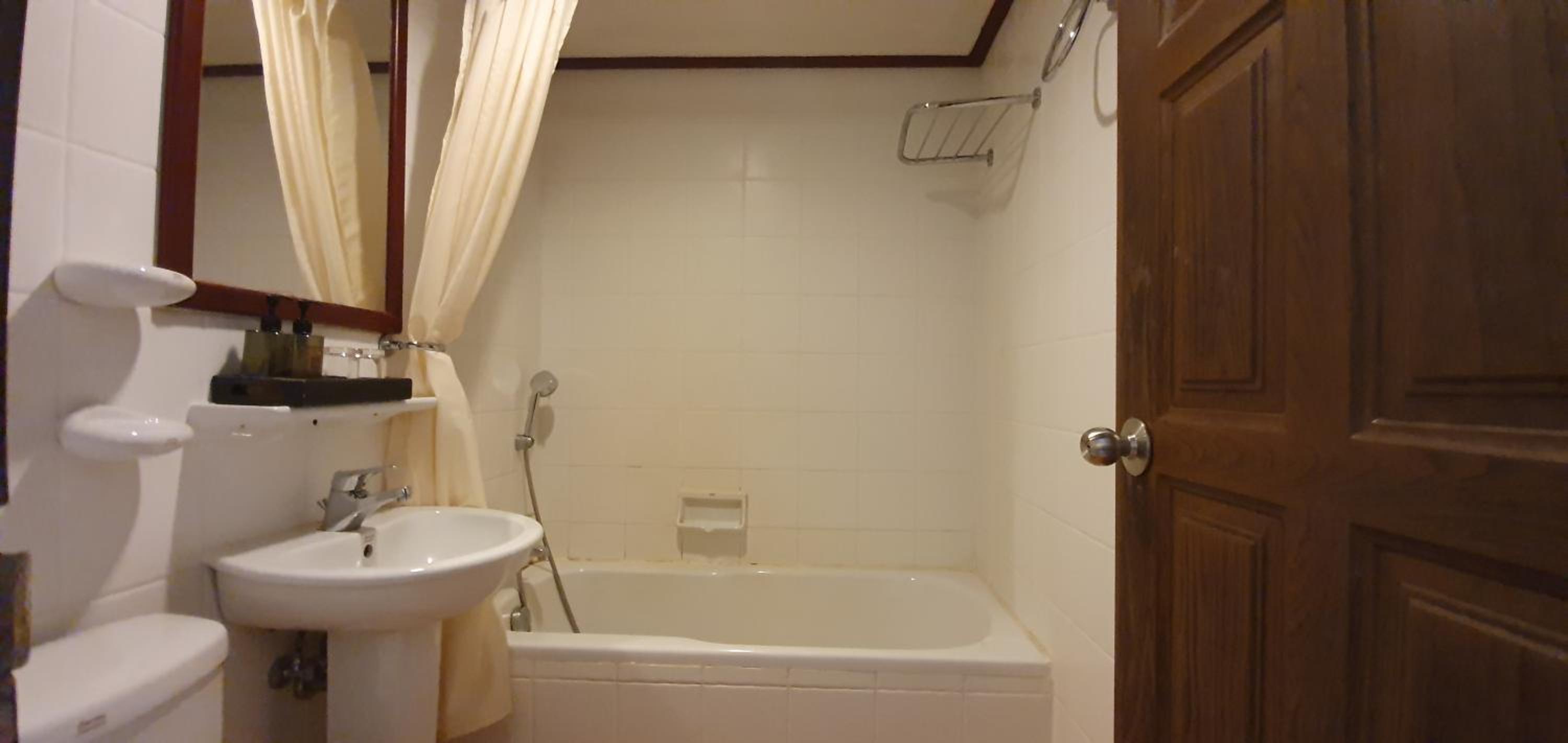 Deluxe Double or Twin with Pool View photo 2