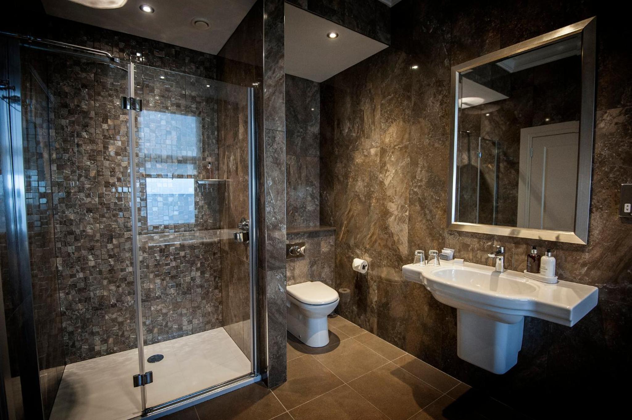 Signature Suite - Photo 3