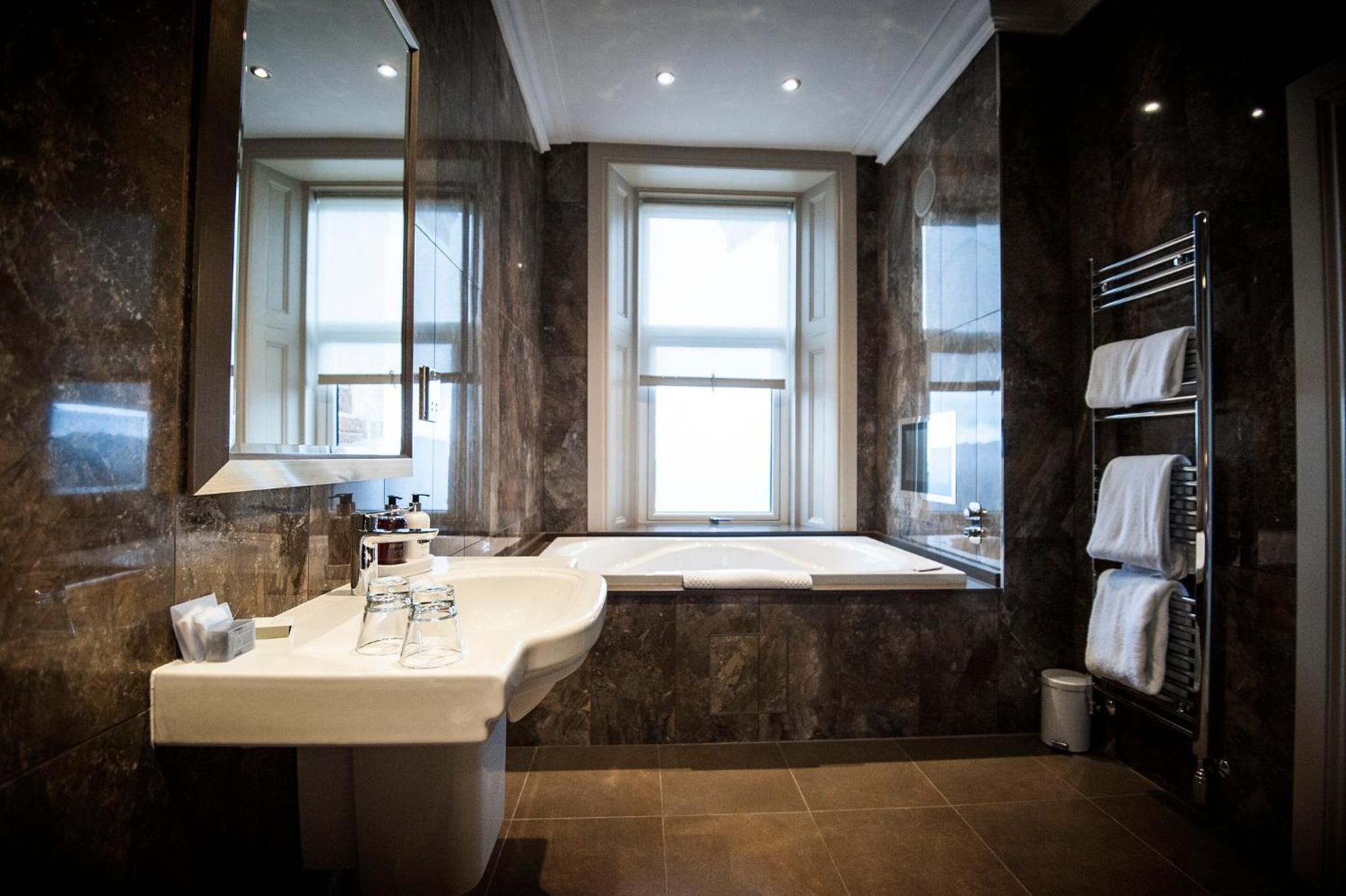 Signature Suite - Photo 4