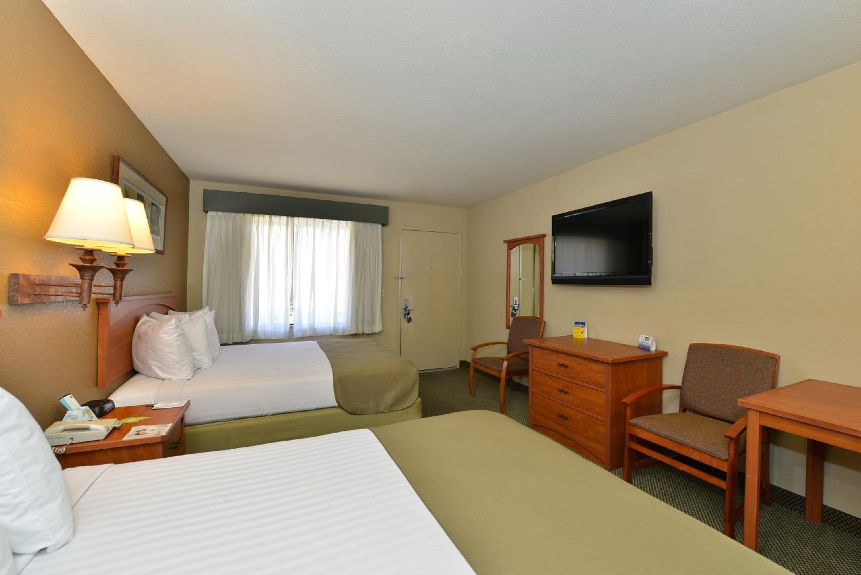 Queen Room with Two Queen Beds - Non Smoking photo 3