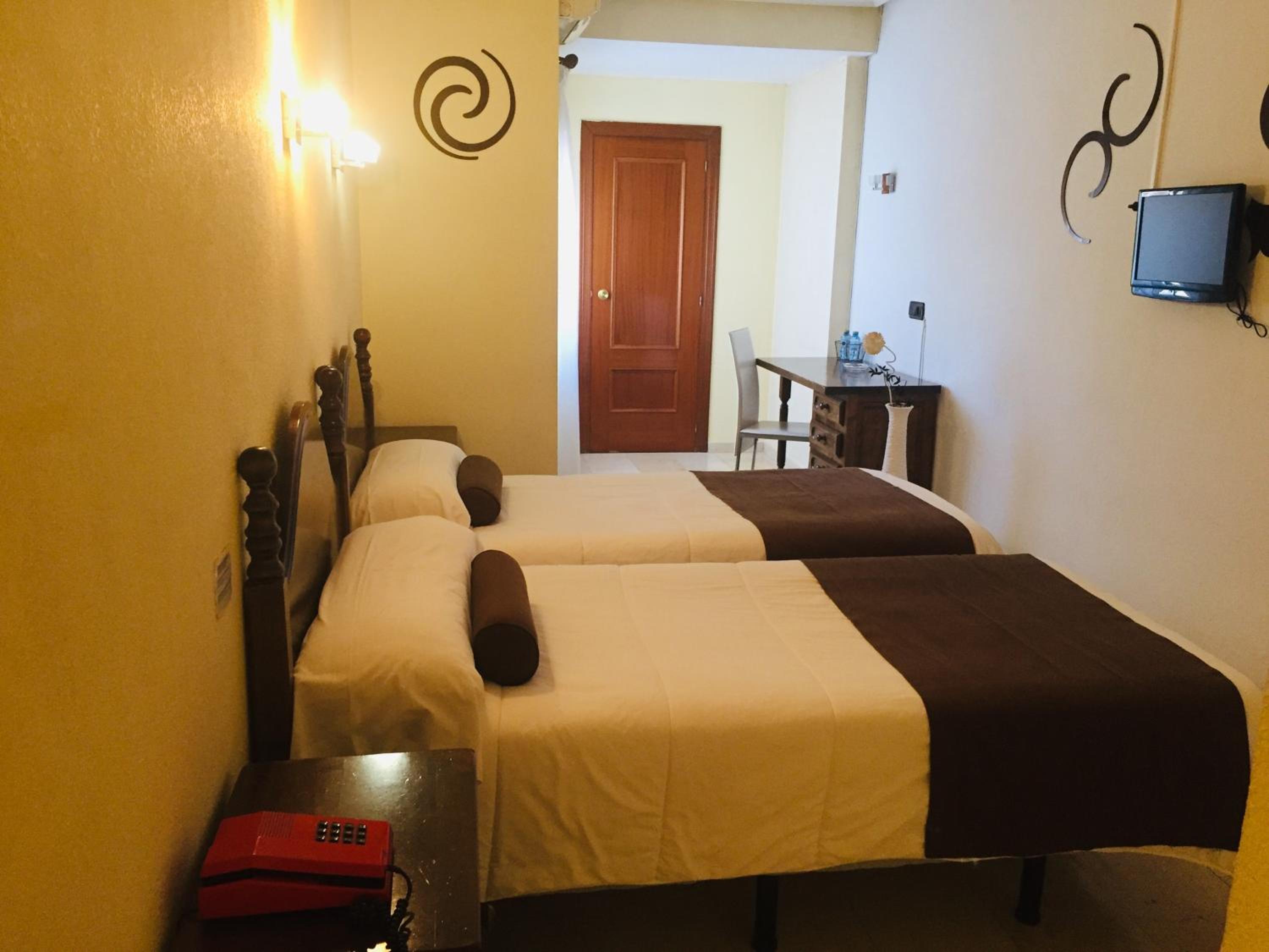 Twin Room - Photo 6