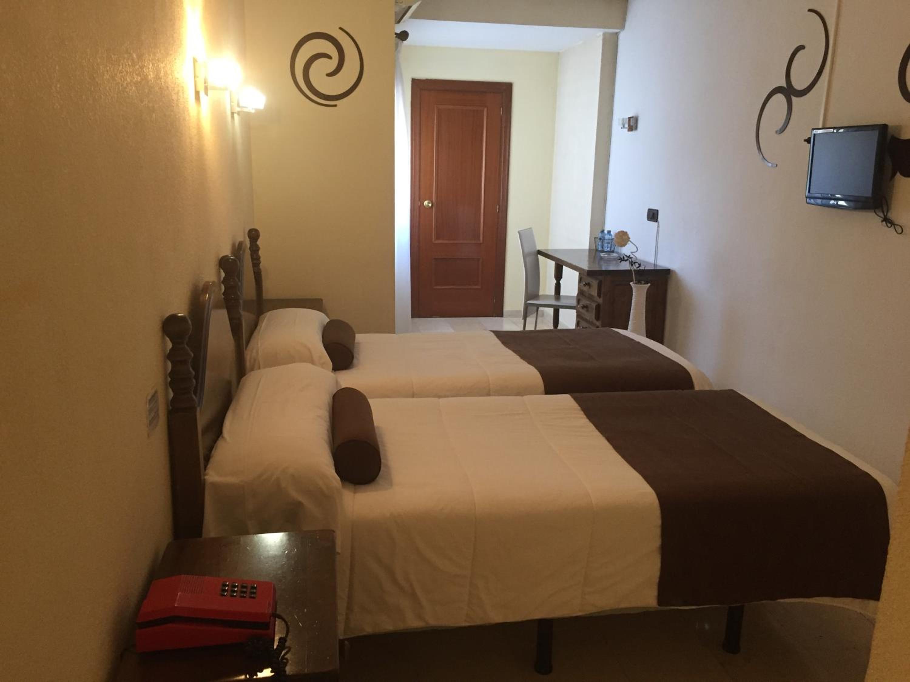 Twin Room - Photo 8