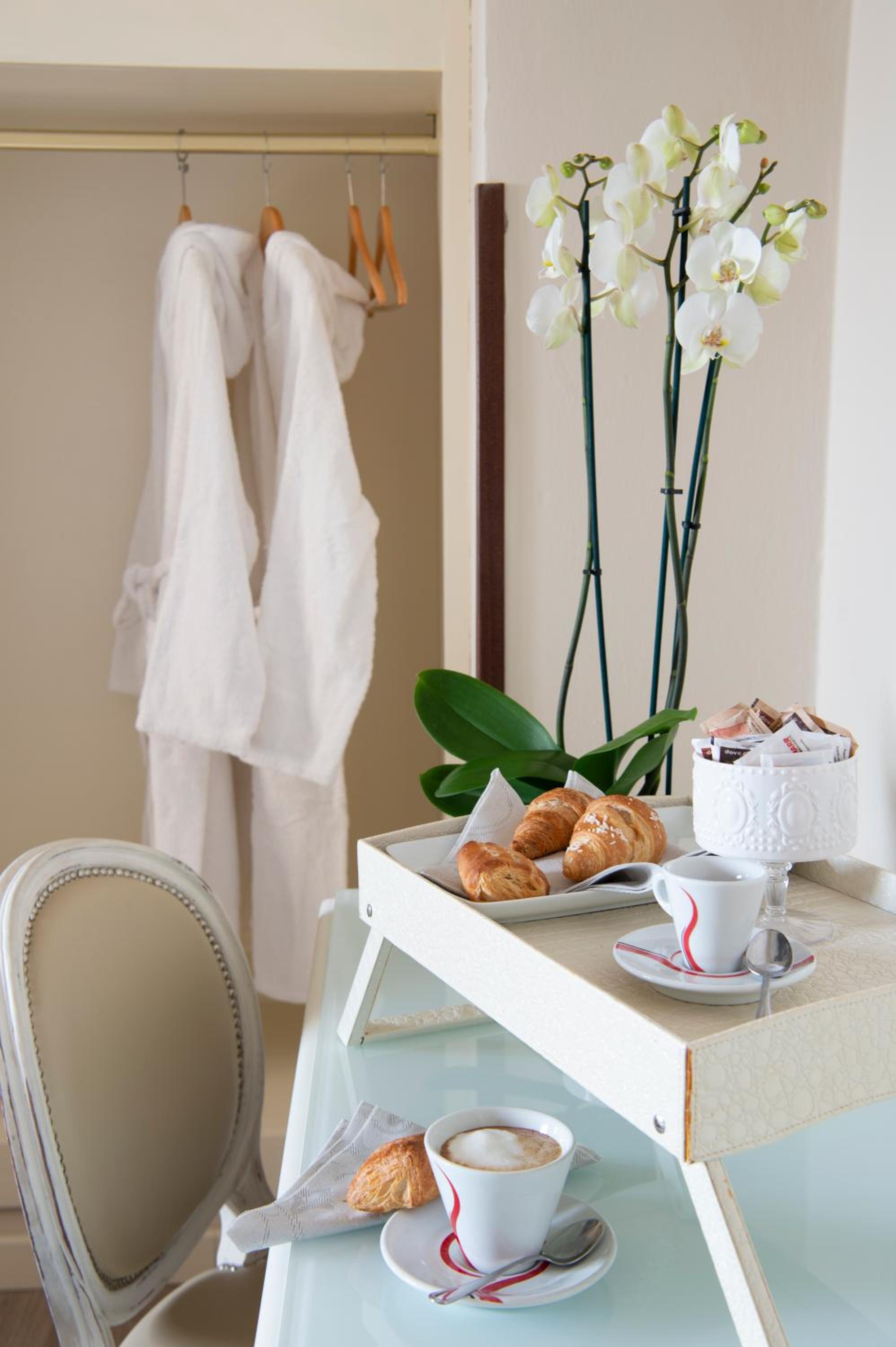 Standard Double Room - Photo 9
