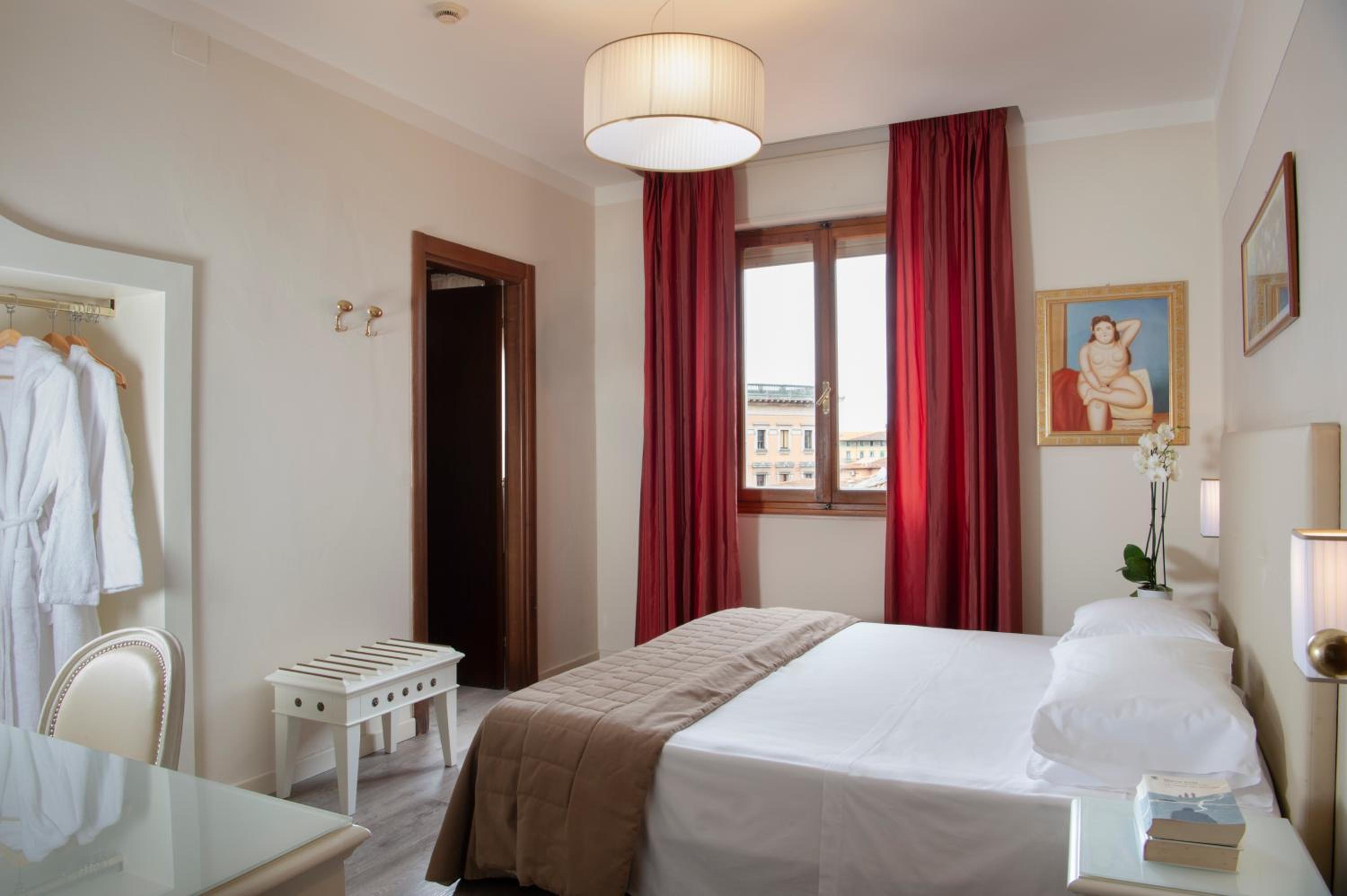 Standard Double Room - Photo 11