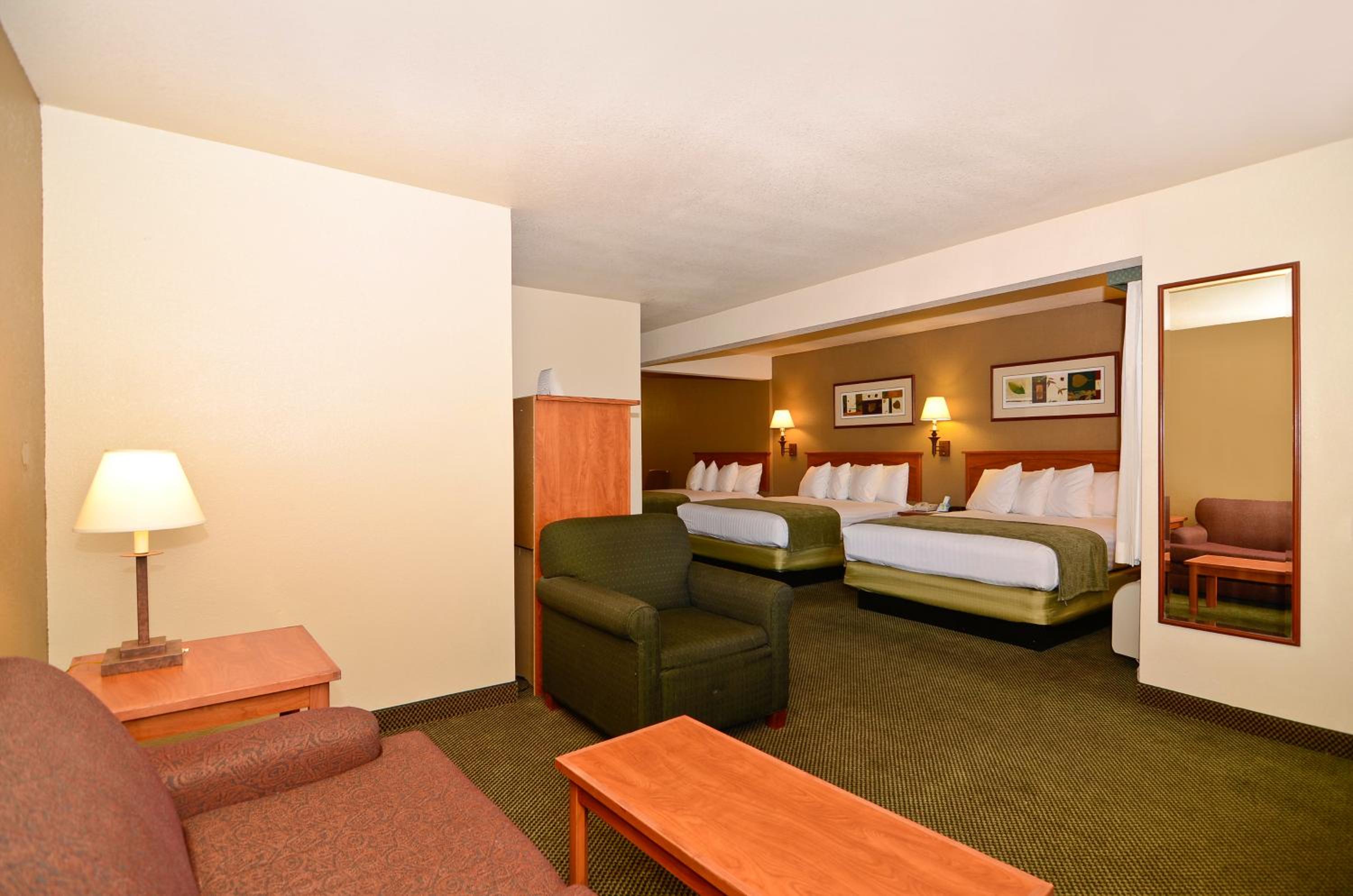 Queen Room with Three Queen Beds - Non-smoking photo 3