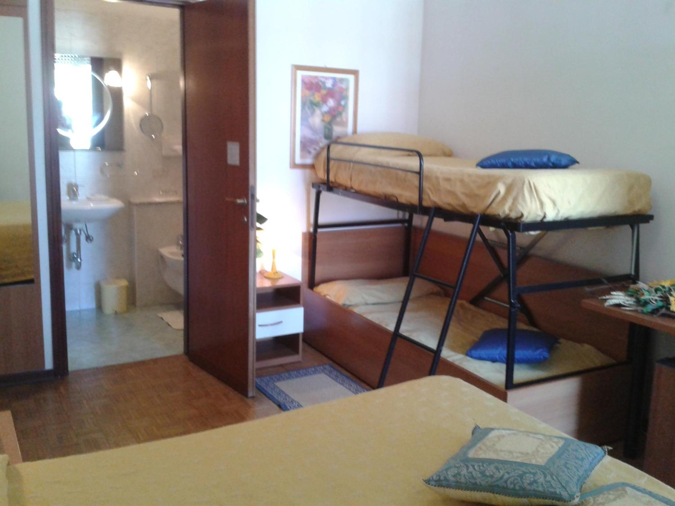 Triple Room with Balcony - Photo 7