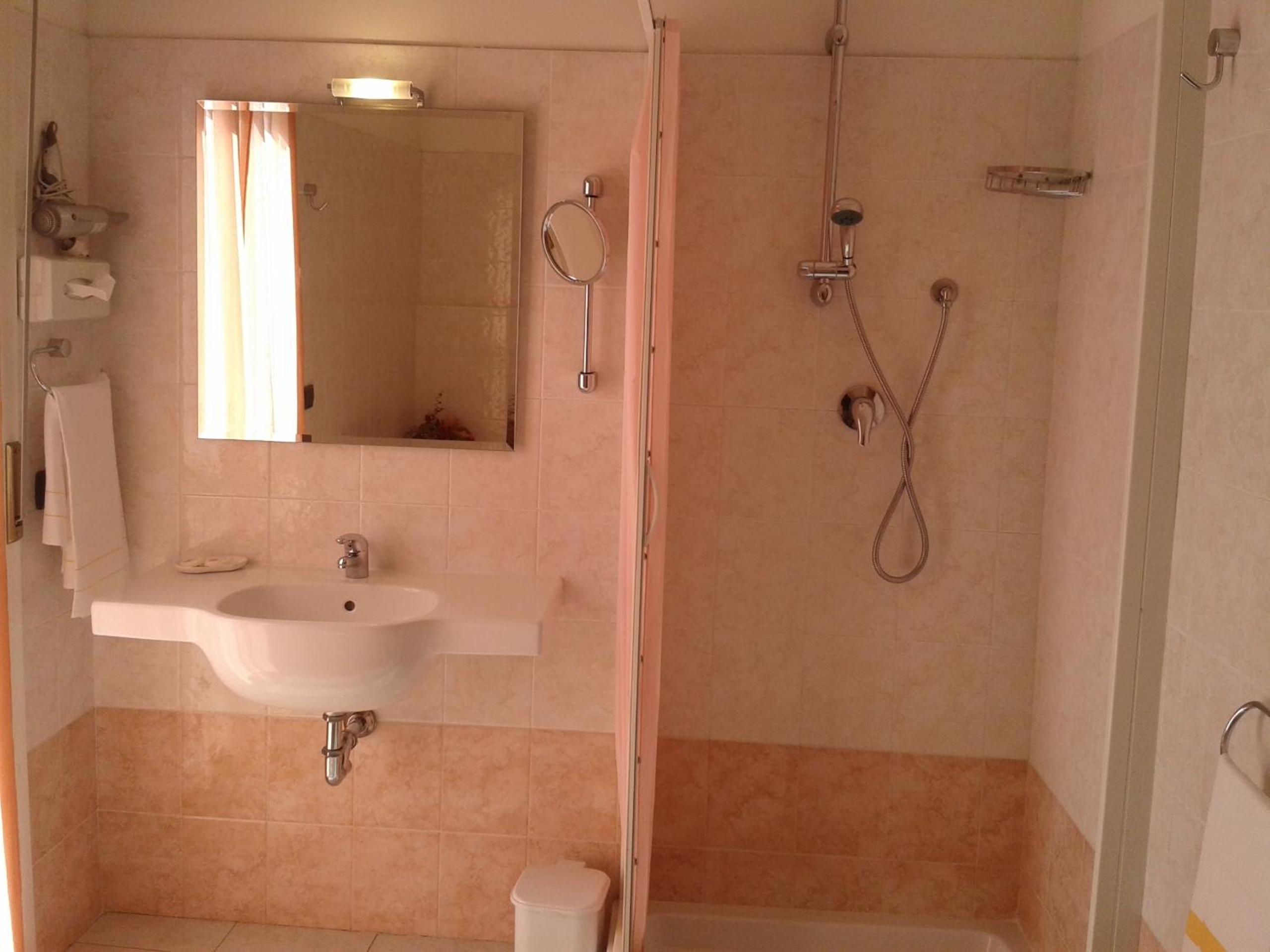 Triple Room with Balcony - Photo 12