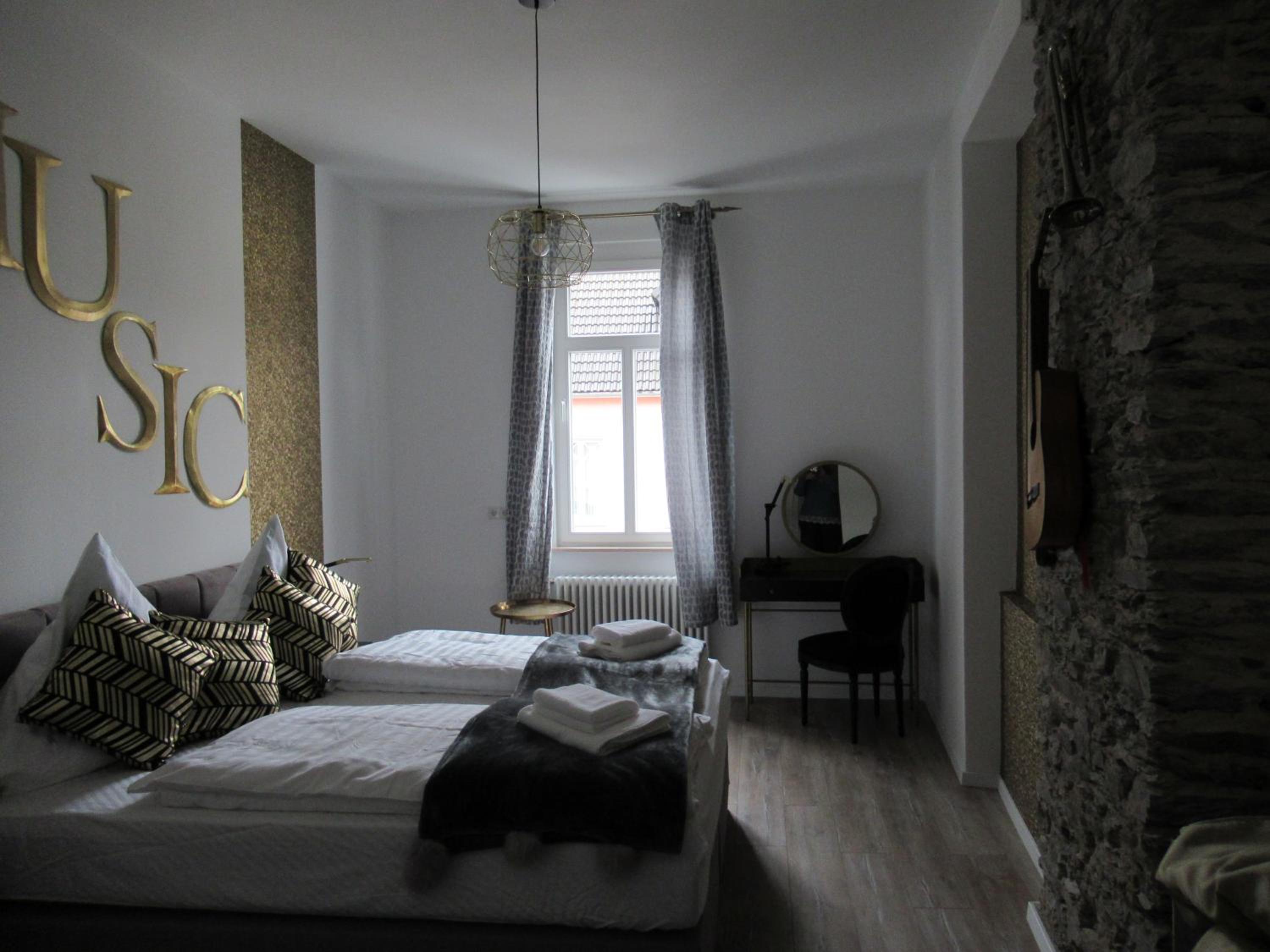 Large Double Room - Photo 9