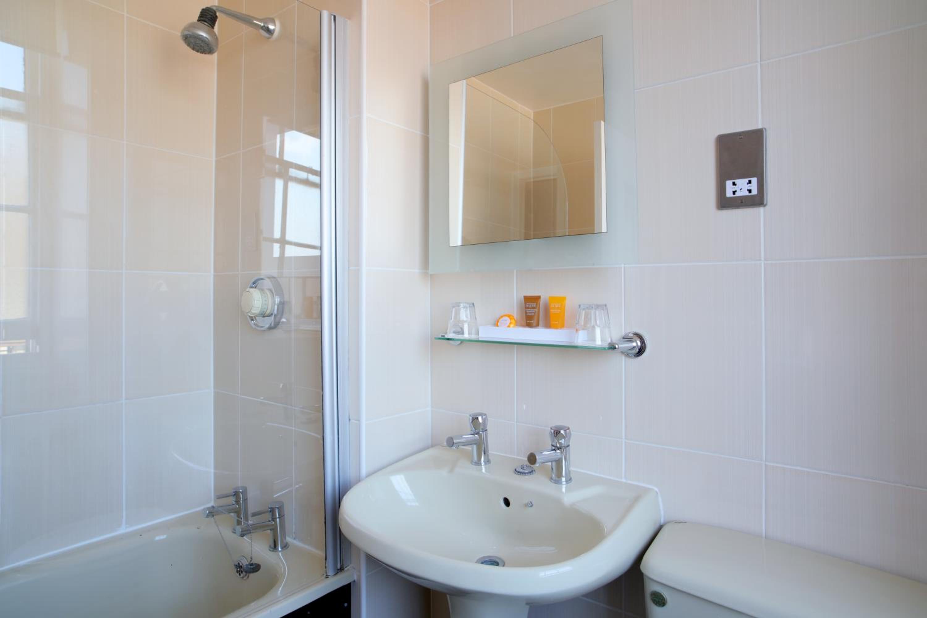 Standard Double Room - Non-Smoking - Photo 5