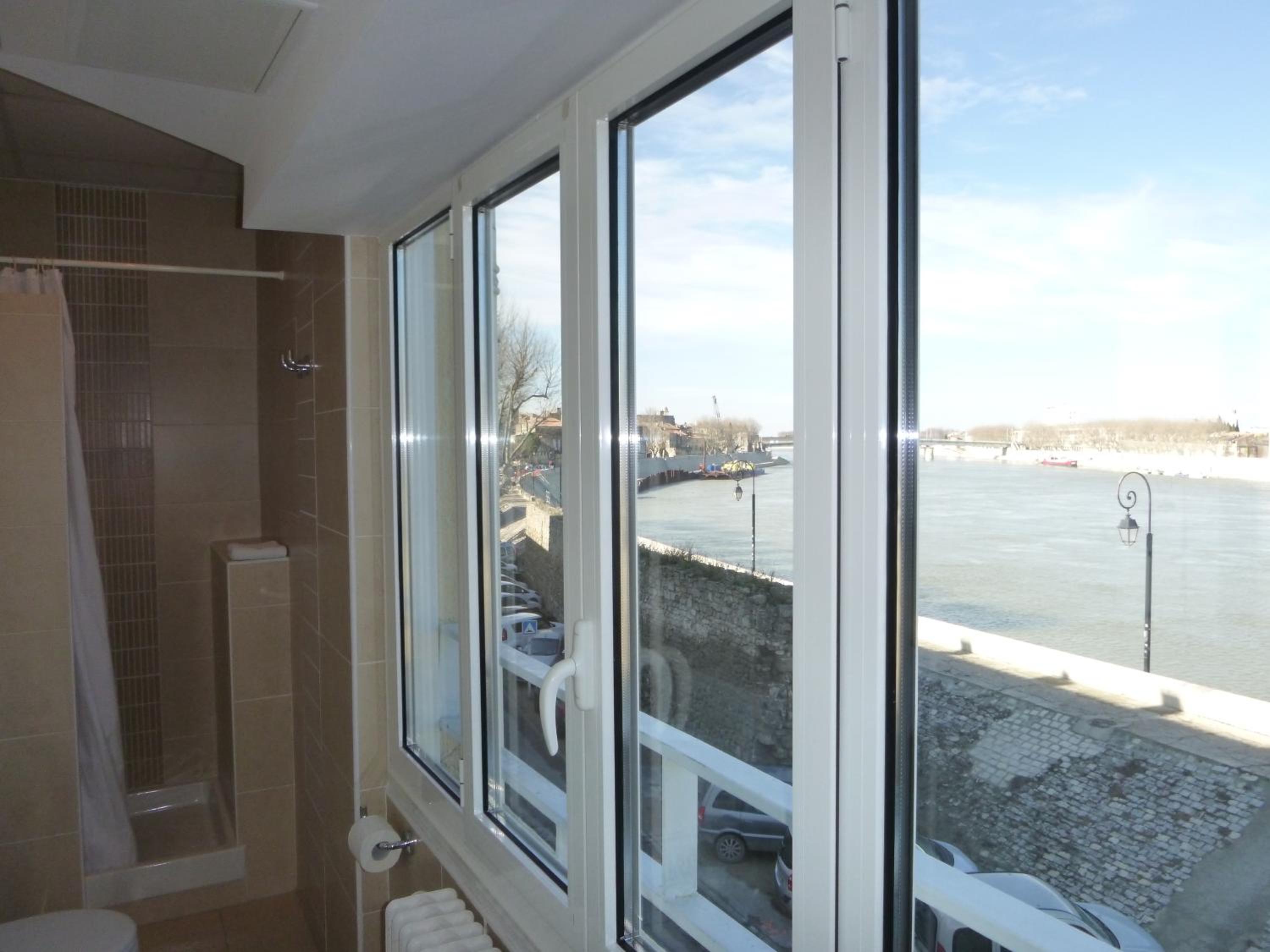 Superior Double Room with Rhône View - Photo 3