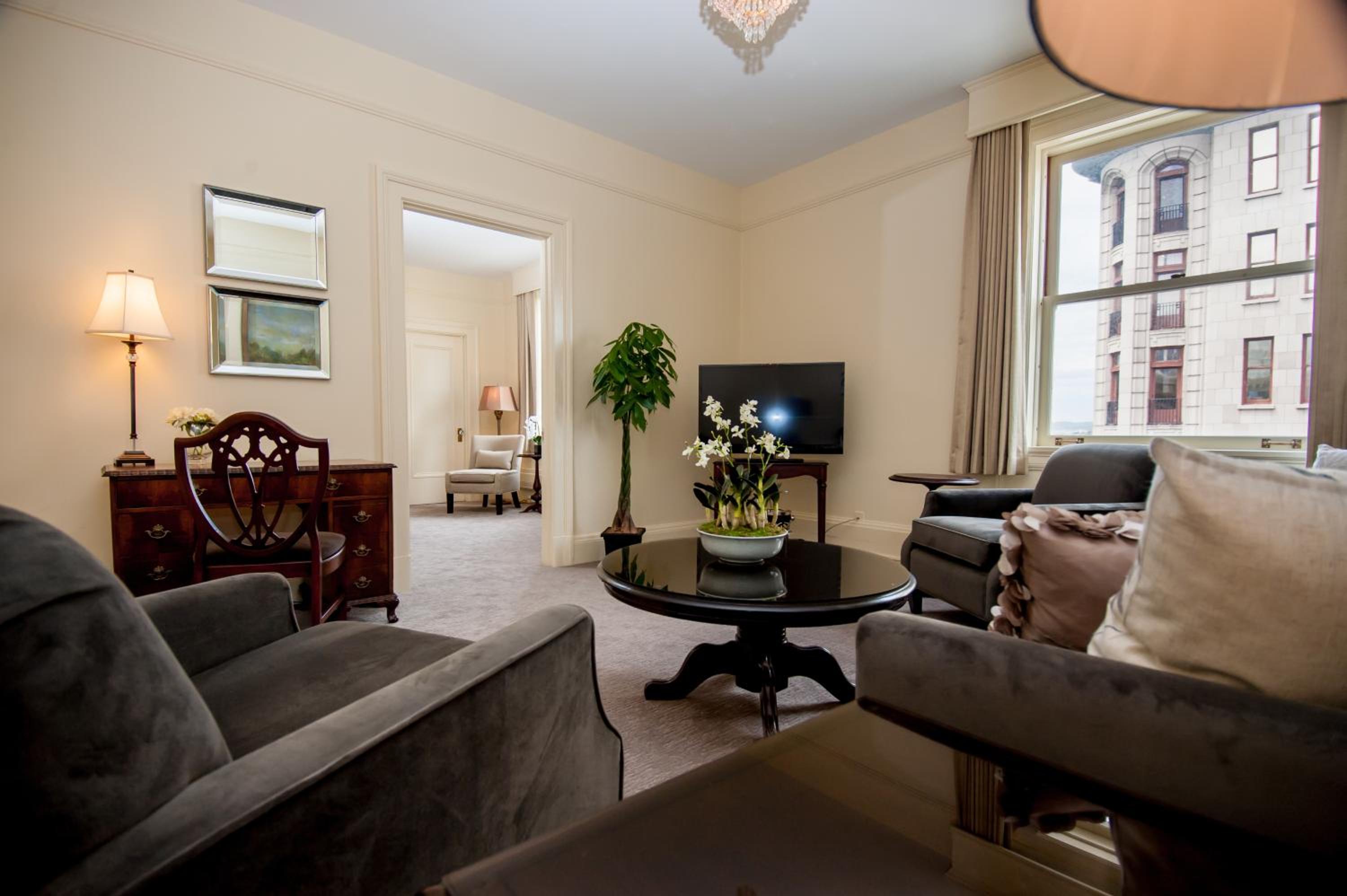 Deluxe King Suite
