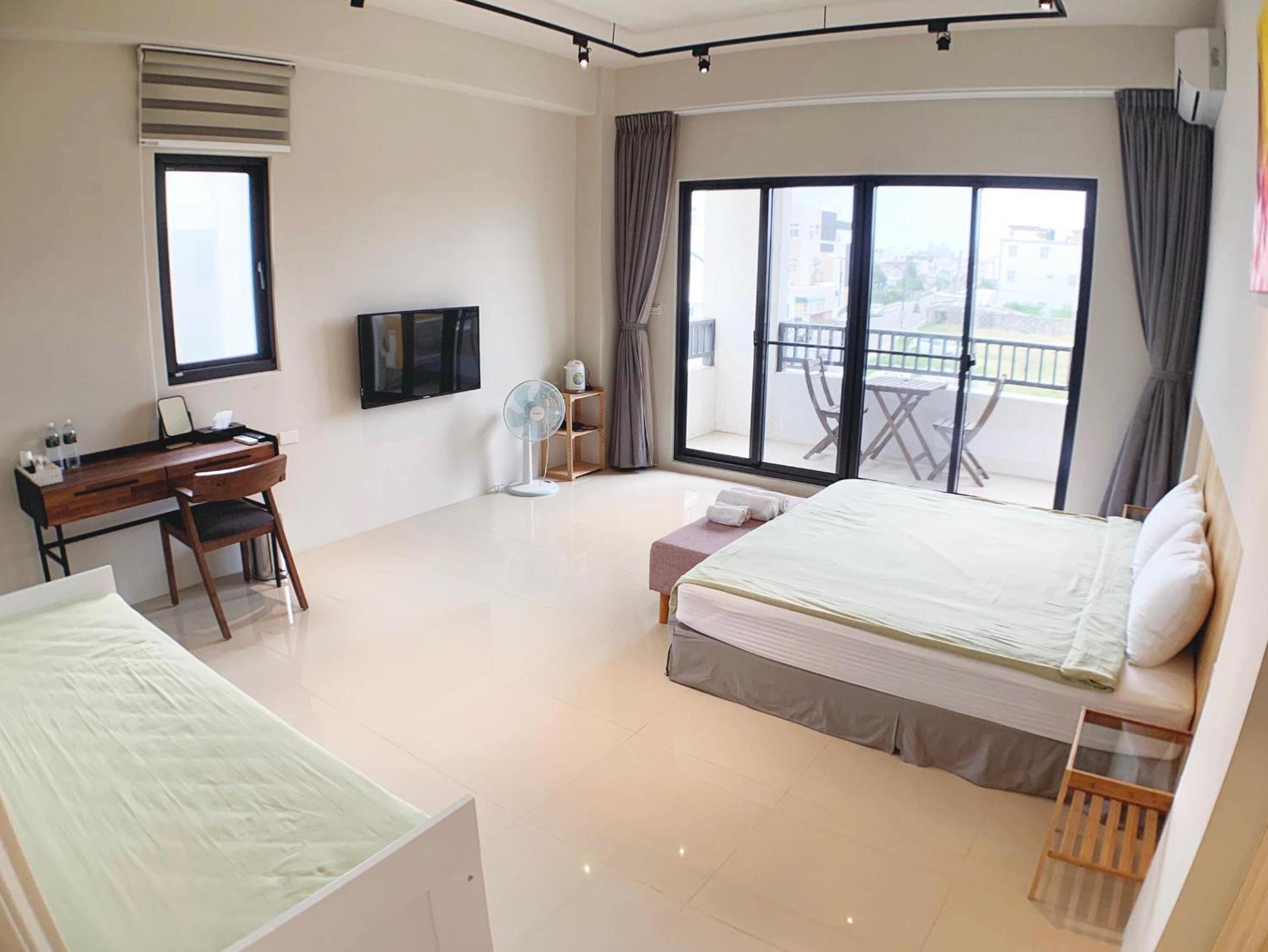 Queen Room with Balcony photo 3
