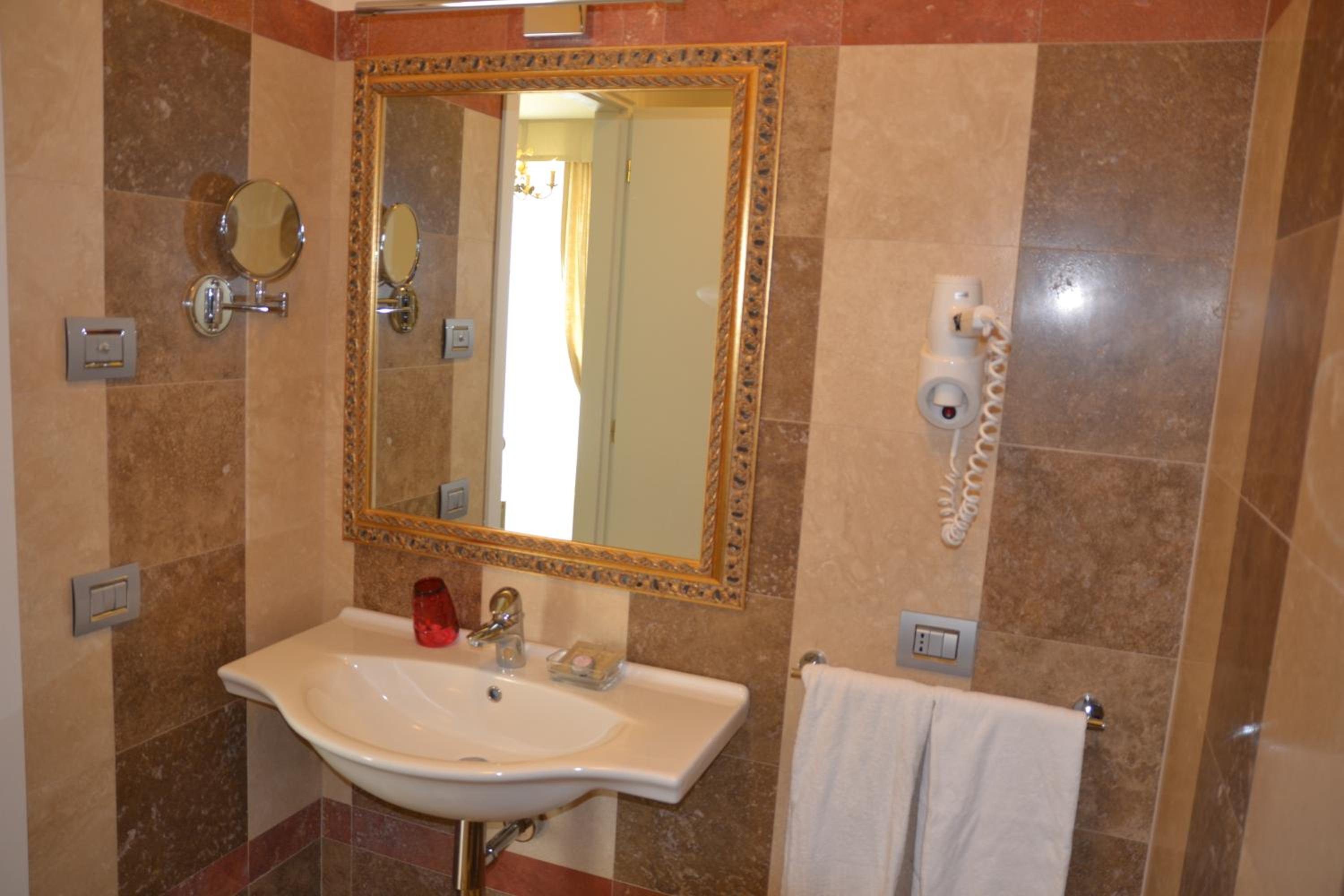 Large Superior One-Bedroom Apartment - Photo 10