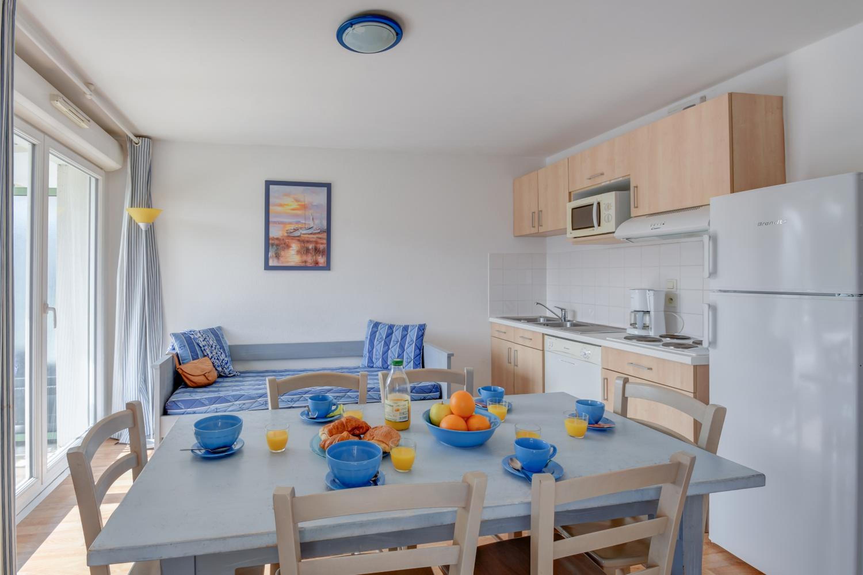 Two-Bedroom Apartment (6 People) - Photo 12