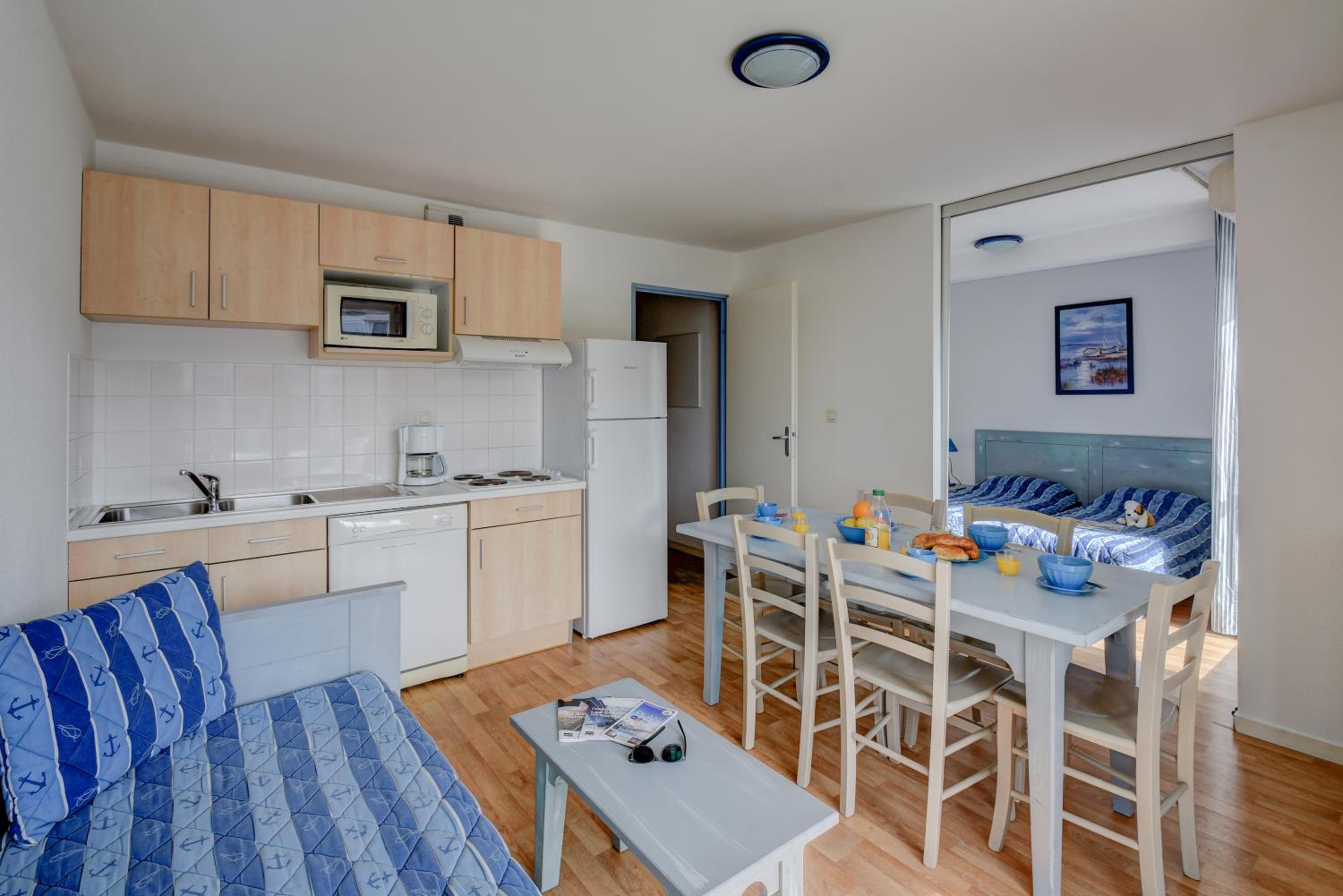 Two-Bedroom Apartment (6 People) - Photo 11