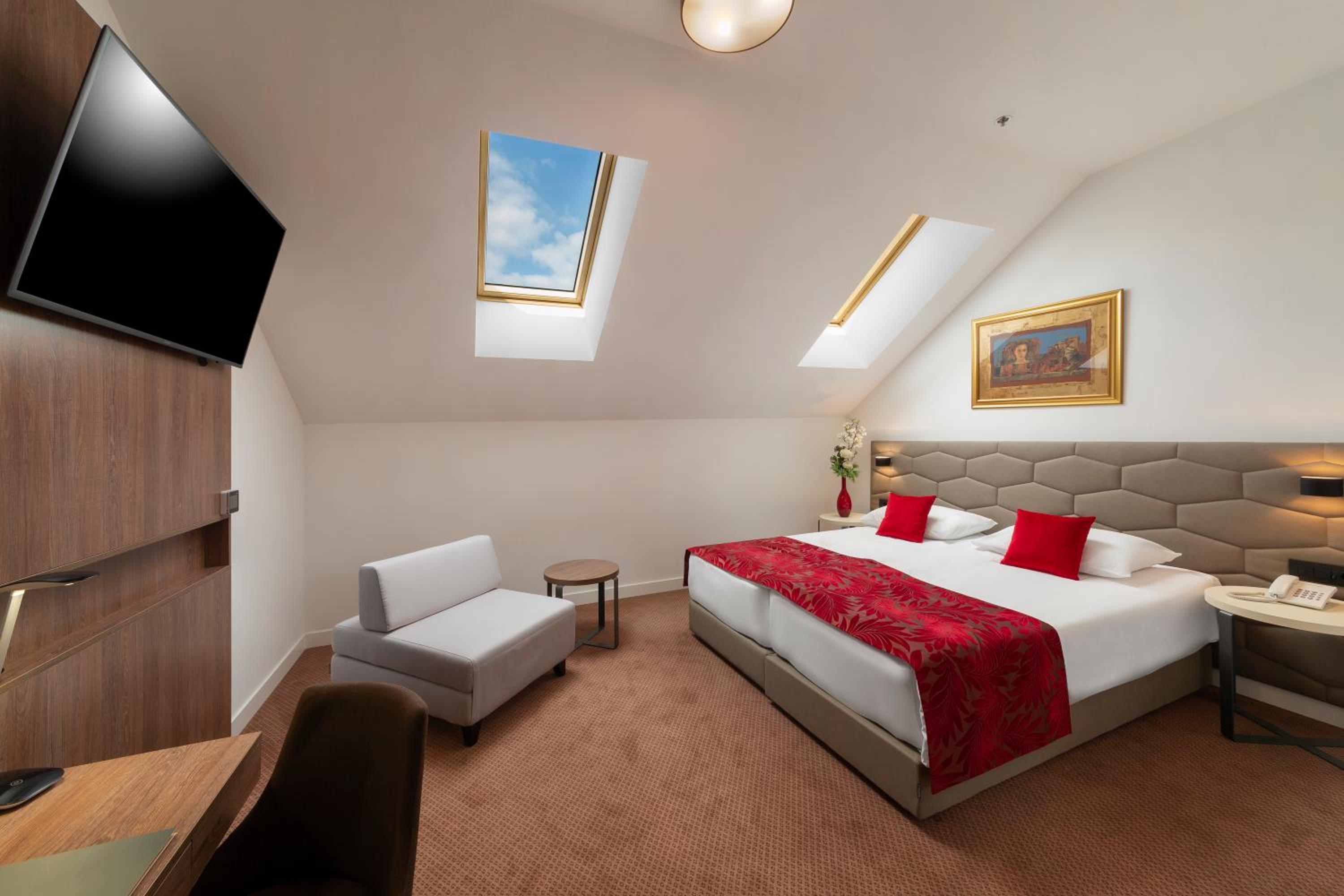 Large Double or Twin Room - Photo 3