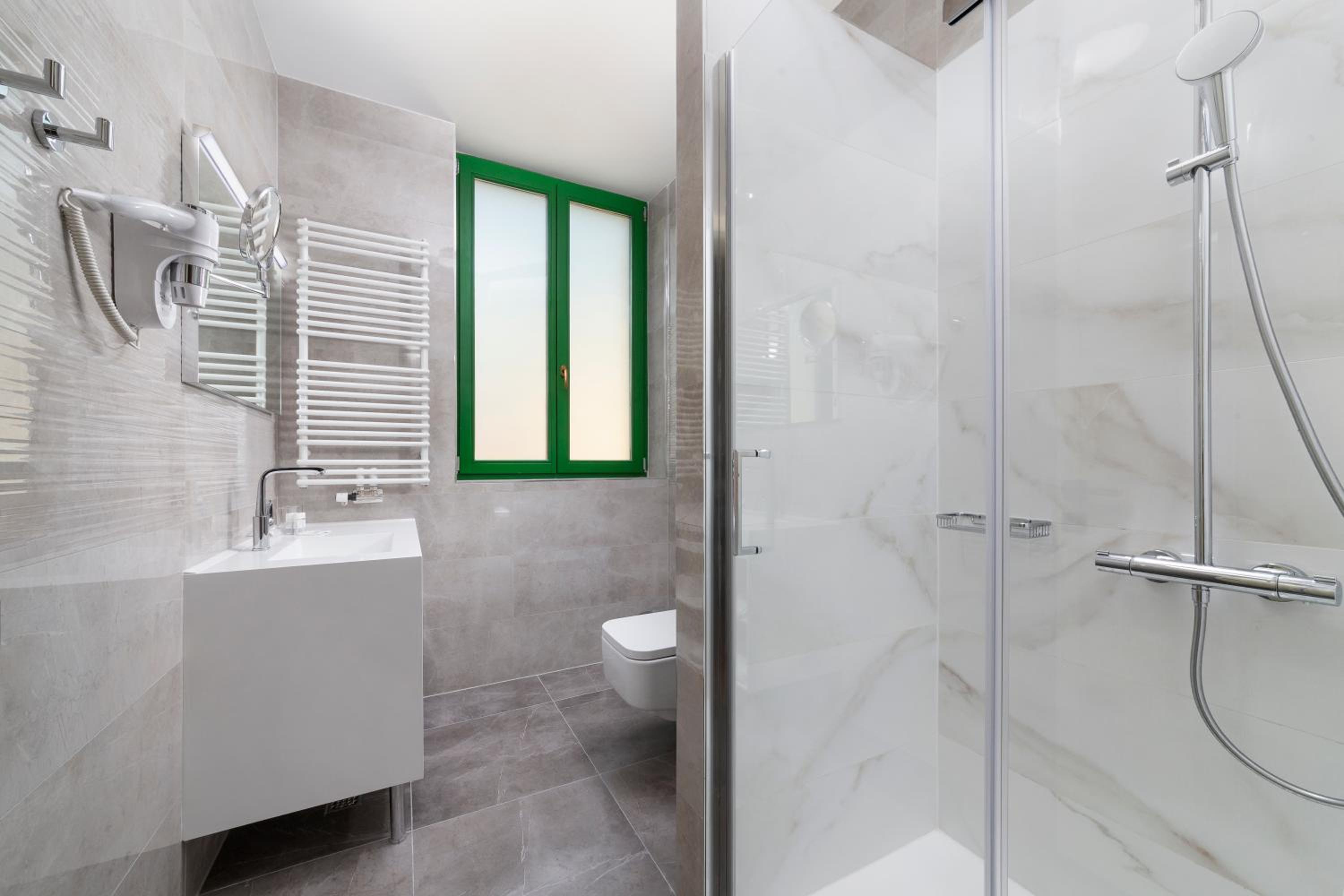 Standard Double or Twin Room - Photo 6