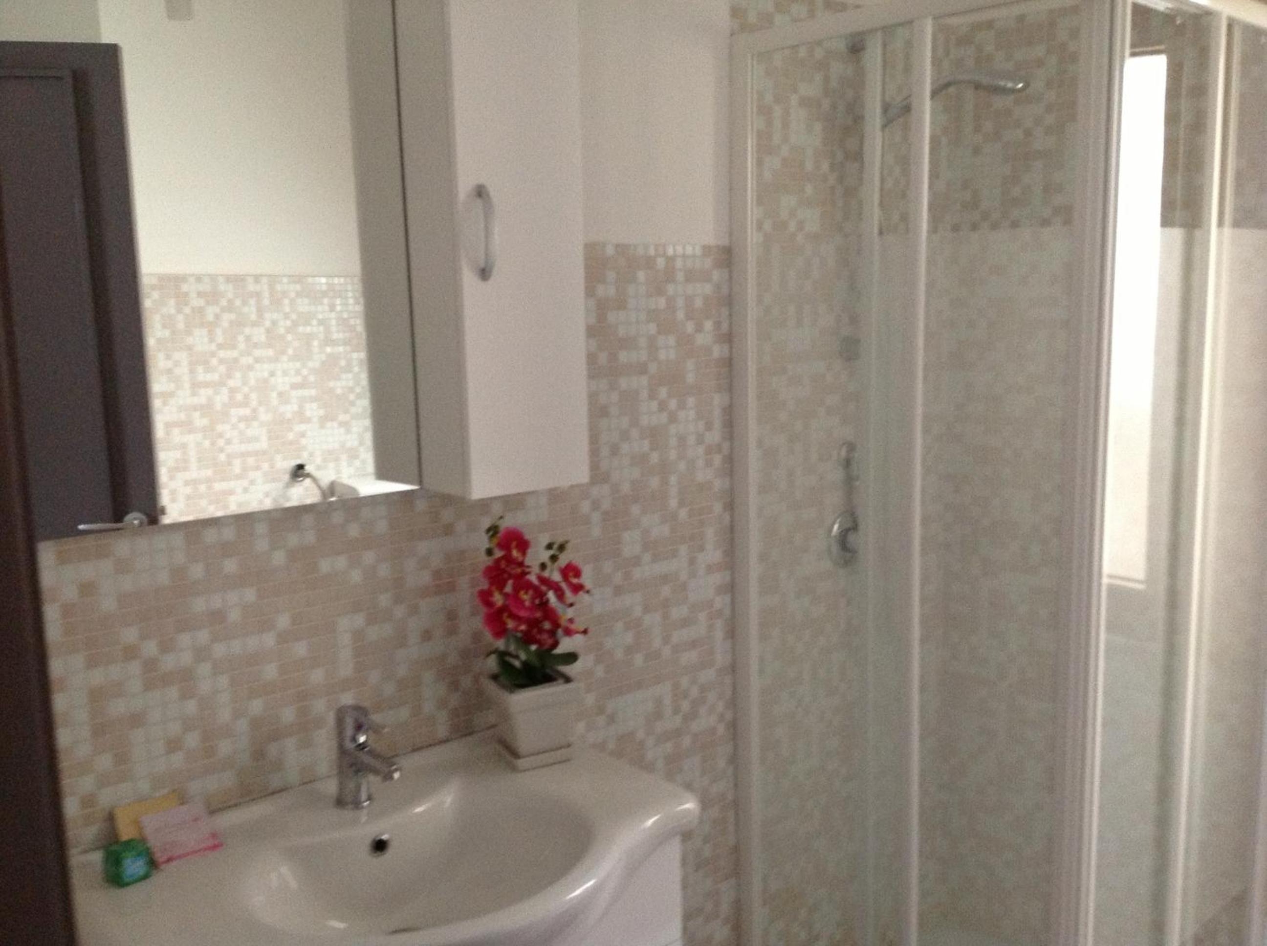 Double Room with Private External Bathroom - Photo 2