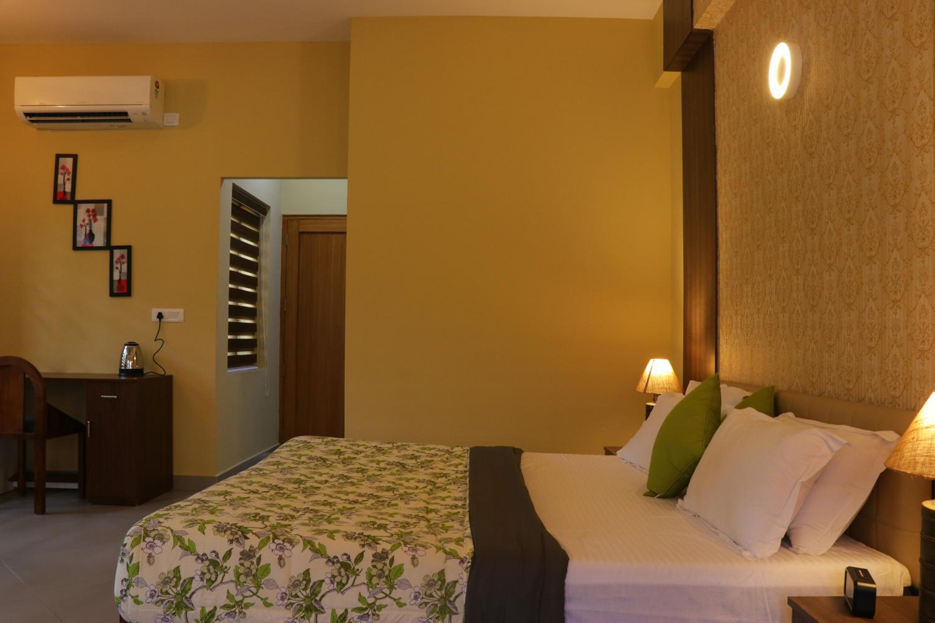 Deluxe Double Room with Balcony photo 1