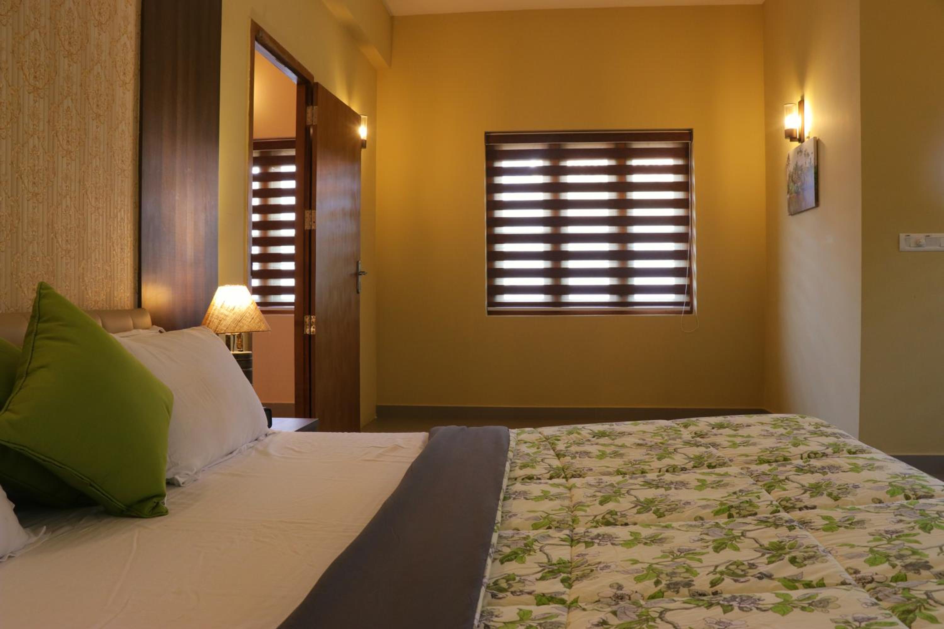 Deluxe Double Room with Balcony photo 3