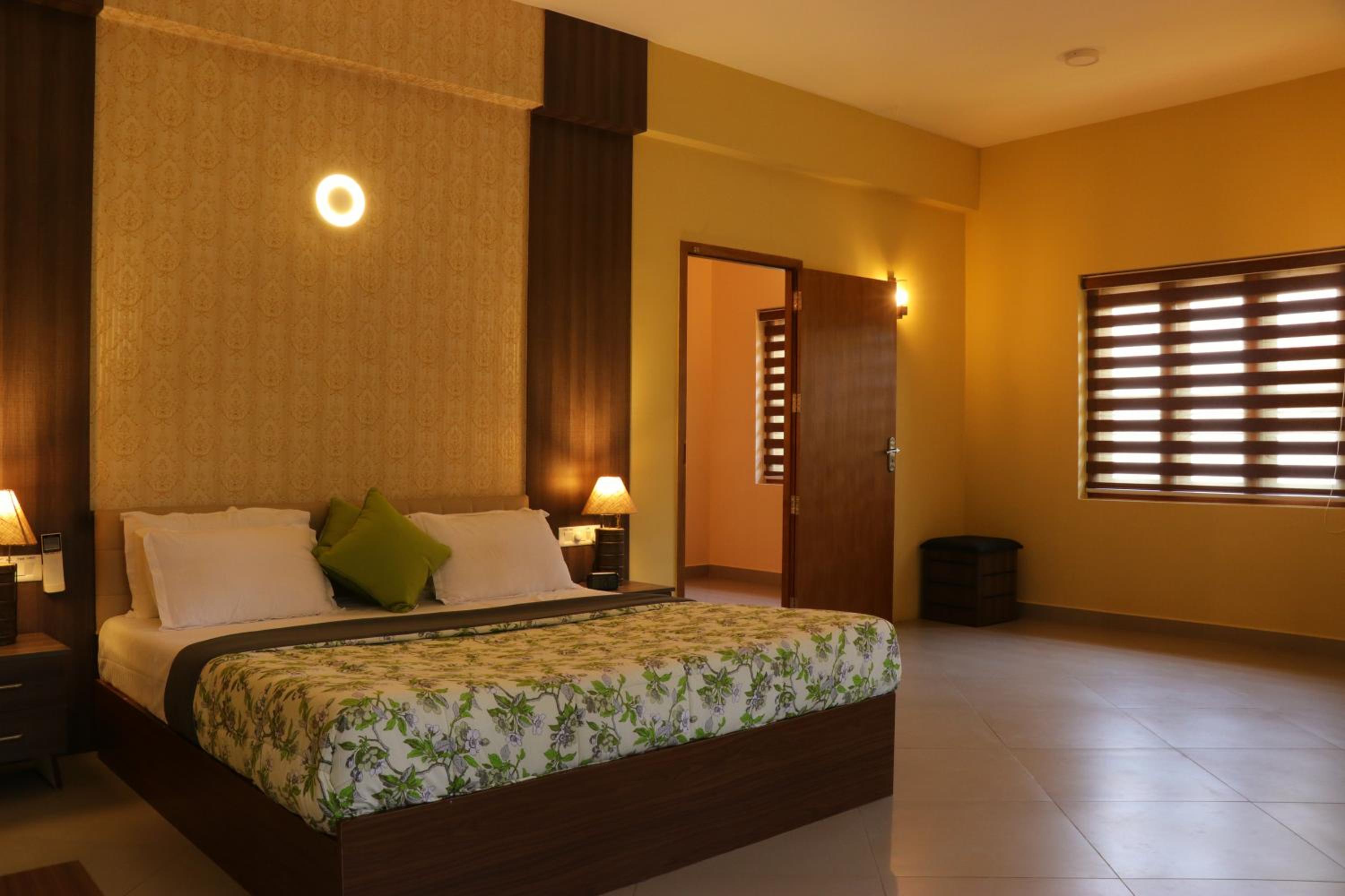 Deluxe Double Room with Balcony photo 2