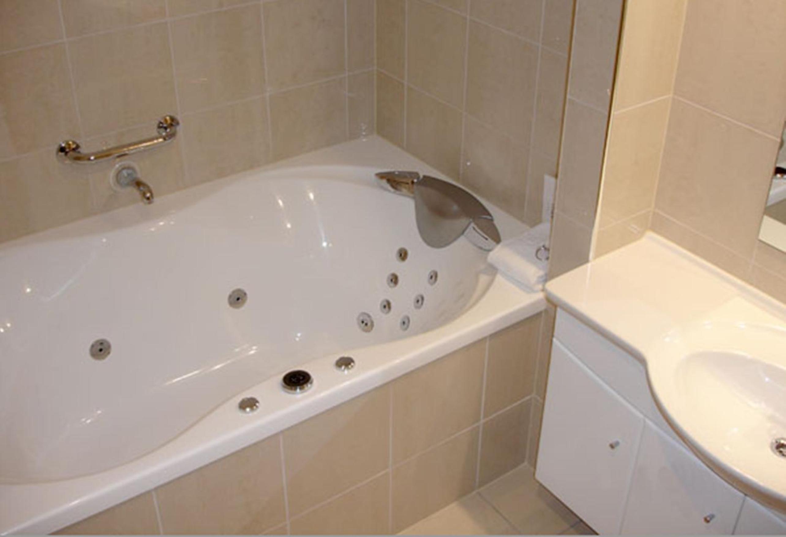 Premium King Room with Spa Bath - Photo 8