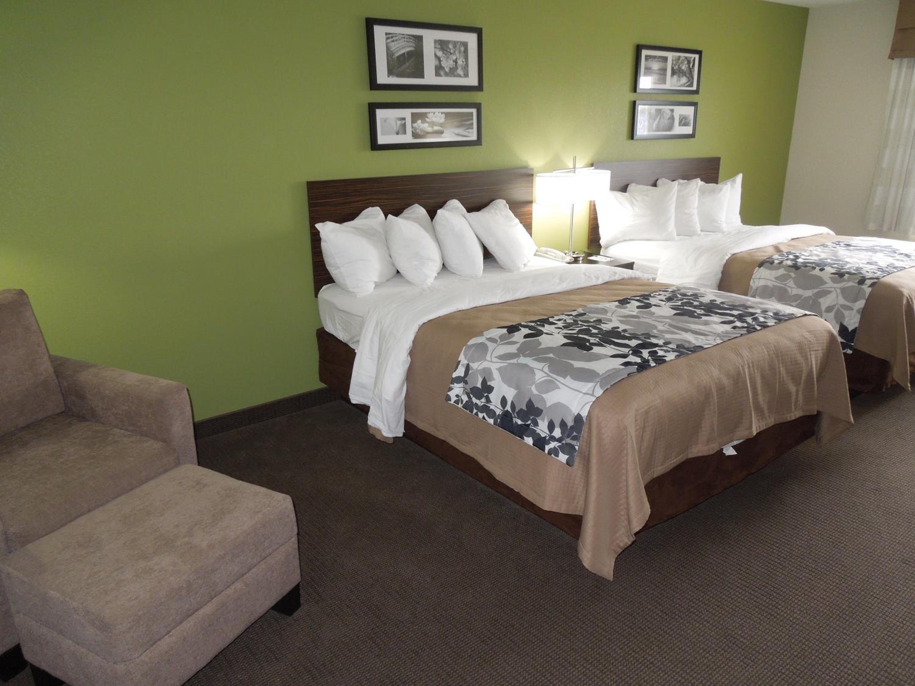 Queen Room with Two Queen Beds - Non-Smoking photo 1
