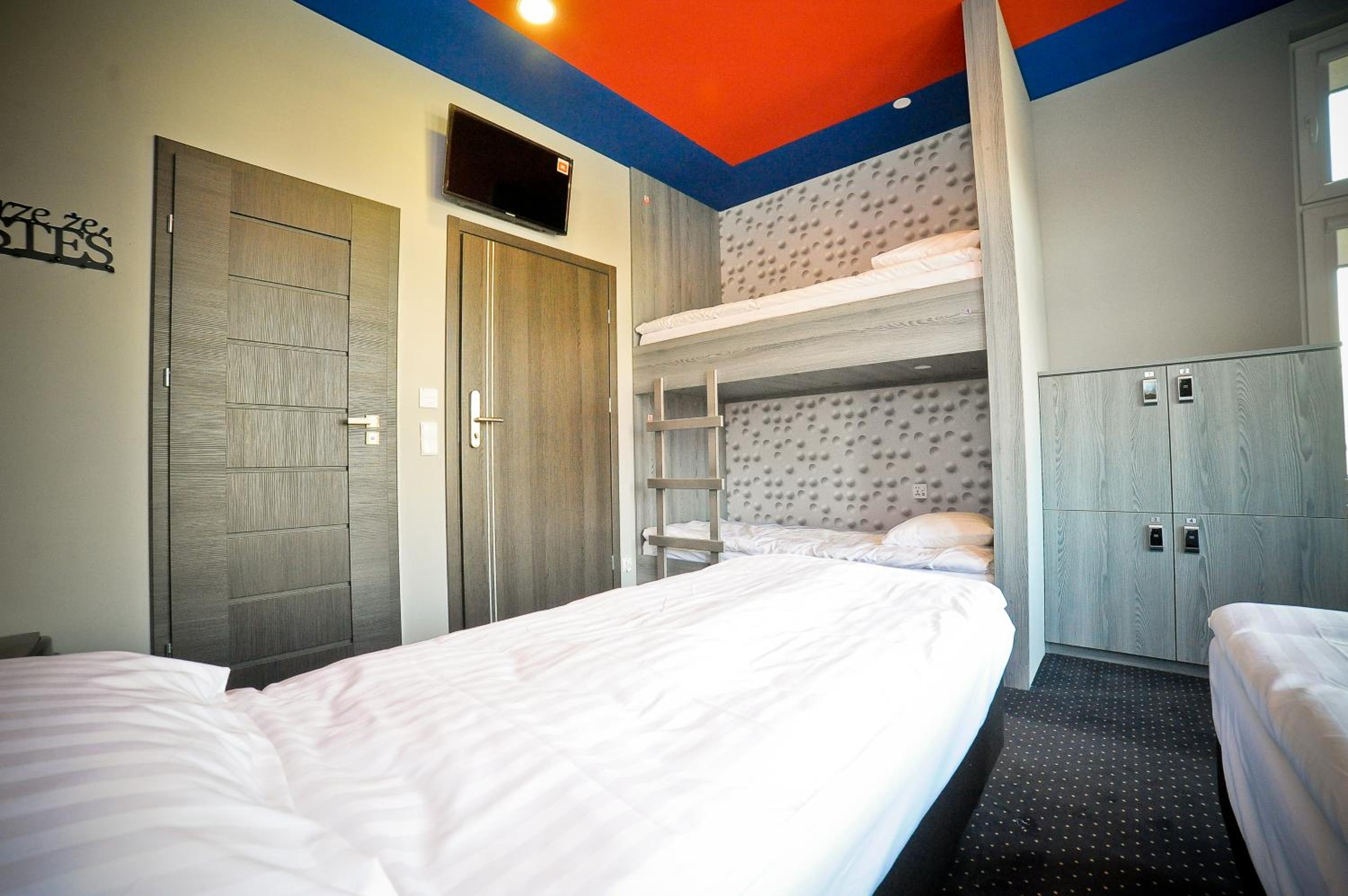 Quadruple Room with Private Bathroom - Photo 9